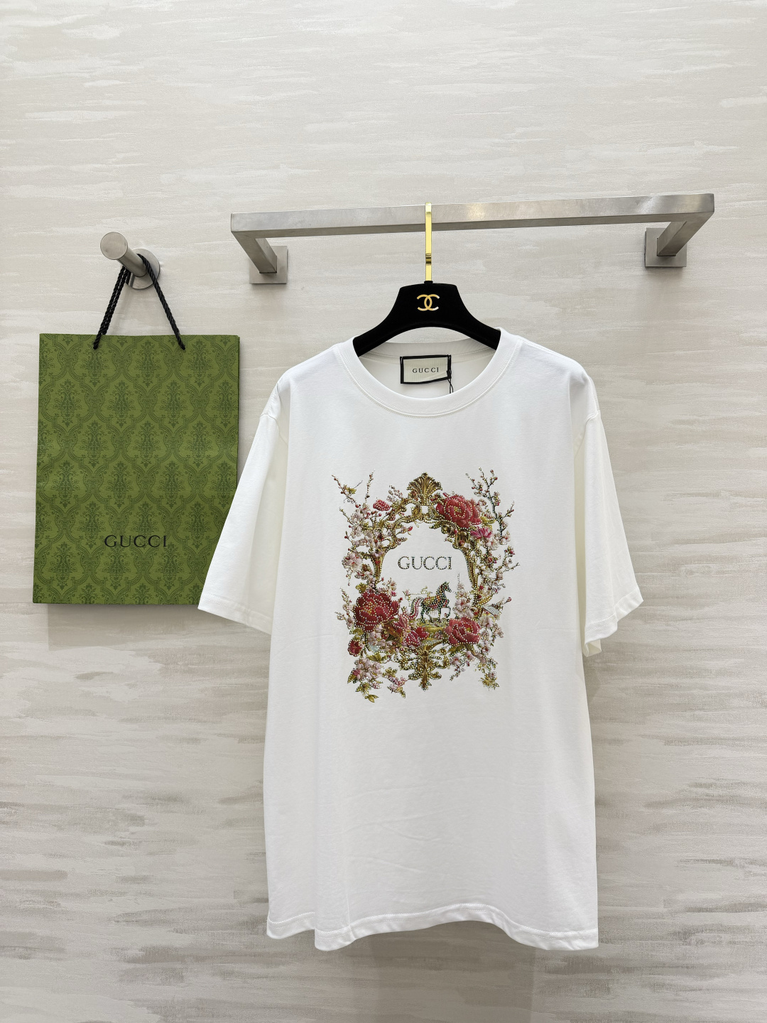 NO:844294,Gucc Heavy Industry Floral T-shirt, available in white/black, hot-drilled embroidery, full of texture, loose shoulders, easy to control in daily life, comes with a noble buff, you must have one in your wardrobe!  High-quality customization, available in stock first size S/M/L (shoulder width 47, bust 108, length 71), gucci, tees, t-shirt,19860909Gucc重工花卉T恤 白/黑双色可选 烫钻刺绣工艺,质感拉满 宽松落肩,日常也能轻松驾驭 自带贵气buff,衣柜里必须有一件！ 高品质定制 现货首发sizeS/M/L（M码肩宽47,胸围108,衣长71）,,gucci,tees，t-shirt,,Women's clothing