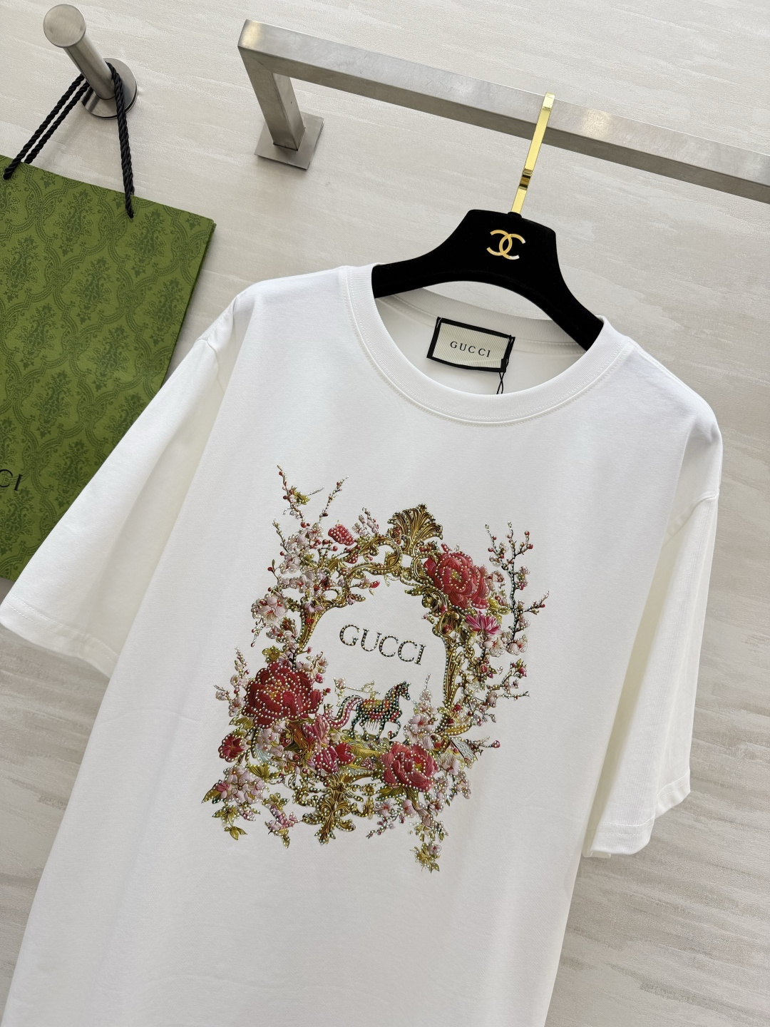 Gucc♡²⁶重工花卉T恤▫️白/黑双色可选▫️烫钻刺绣工艺，质感拉满▫️宽松落肩，日常也能轻松驾驭自带