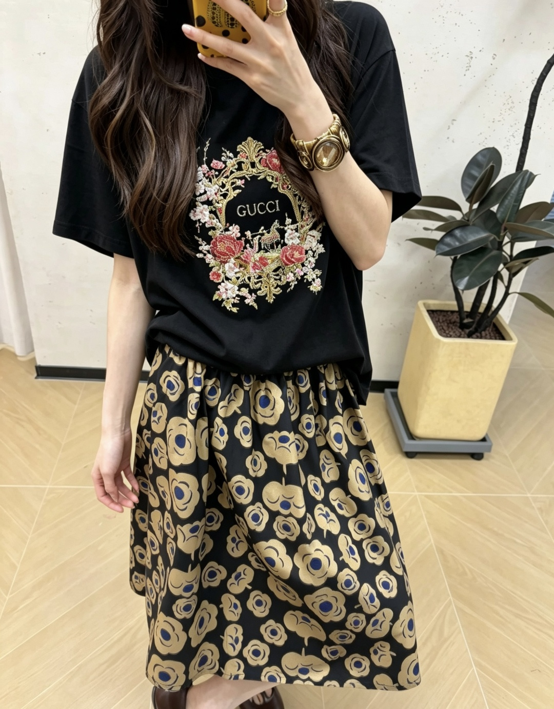 Gucc♡²⁶重工花卉T恤▫️白/黑双色可选▫️烫钻刺绣工艺，质感拉满▫️宽松落肩，日常也能轻松驾驭自带