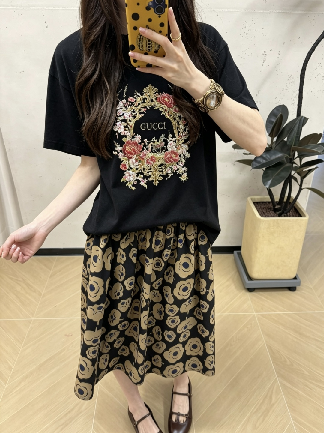 Gucc♡²⁶重工花卉T恤▫️白/黑双色可选▫️烫钻刺绣工艺，质感拉满▫️宽松落肩，日常也能轻松驾驭自带