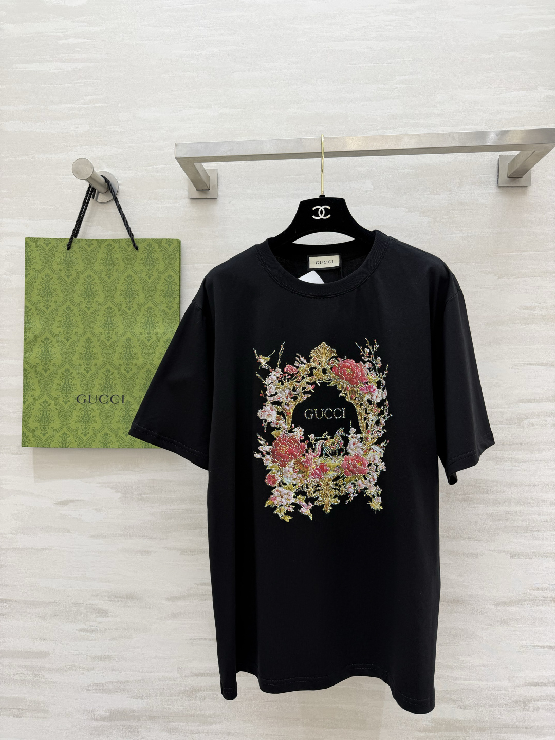NO:830145,Gucc Heavy Industry Floral T-shirt, available in white/black, hot-drilled embroidery, full of texture, loose shoulders, easy to control in daily life, comes with a noble buff, you must have one in your wardrobe!  High-quality customization, available in stock first size S/M/L (shoulder width M size 47, bust 108, length 71), Gucci-clothing, gucci, gucci, tees, t-shirt,19860909Gucc重工花卉T恤 白/黑双色可选 烫钻刺绣工艺,质感拉满 宽松落肩,日常也能轻松驾驭 自带贵气buff,衣柜里必须有一件！ 高品质定制 现货首发sizeS/M/L（M码肩宽47,胸围108,衣长71）,古驰-服装,gucci,gucci,tees，t-shirt,,Women's clothing