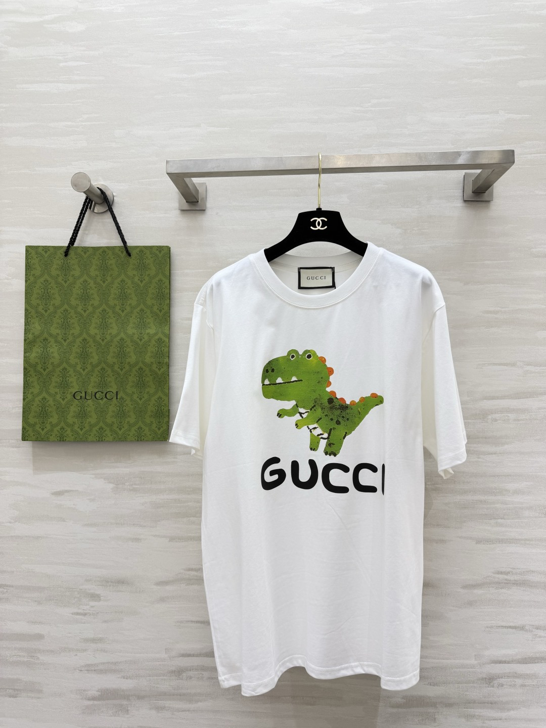 NO:844303,GUCC Little Dinosaur T-shirt | Available in three colors. Who can resist such a cute little dinosaur!  The hand-painted graffiti-style print is super age-reducing, choose one of white/pink/black. The loose oversize version is not picky about your figure but still hides your body. It is super energetic when worn with jeans and sweatpants every day. When you put it on, you will look like the ghostly girl herself. Just keep it to yourself with your eyes closed!  High-quality customization, available in stock first size S/M/L (shoulder width 43, bust 106, length 69) m,, gucci, versace, jeans, tees, t-shirt,19860909GUCC小恐龙T恤 | 三色齐发 谁能拒绝这么可爱的小恐龙啊！ 手绘涂鸦风印花超减龄,白/粉/黑三选一 宽松oversize版型,不挑身材还藏肉 日常搭牛仔裤、运动裤都超有活力 穿上就是鬼马少女本人,自留闭眼冲！ 高品质定制 现货首发sizeS/M/L（M码肩宽43,胸围106,衣长69）m,,gucci,versace,jeans,tees，t-shirt,,Women's clothing