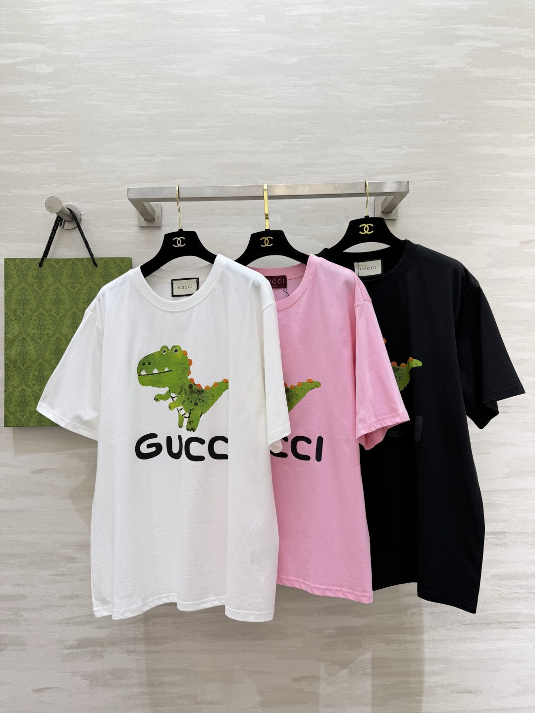 🦖 GUCC♡²⁶小恐龙T恤 | 三色齐发谁能拒绝这么可爱的小恐龙啊！手绘涂鸦风印花超减龄，白/粉/黑三