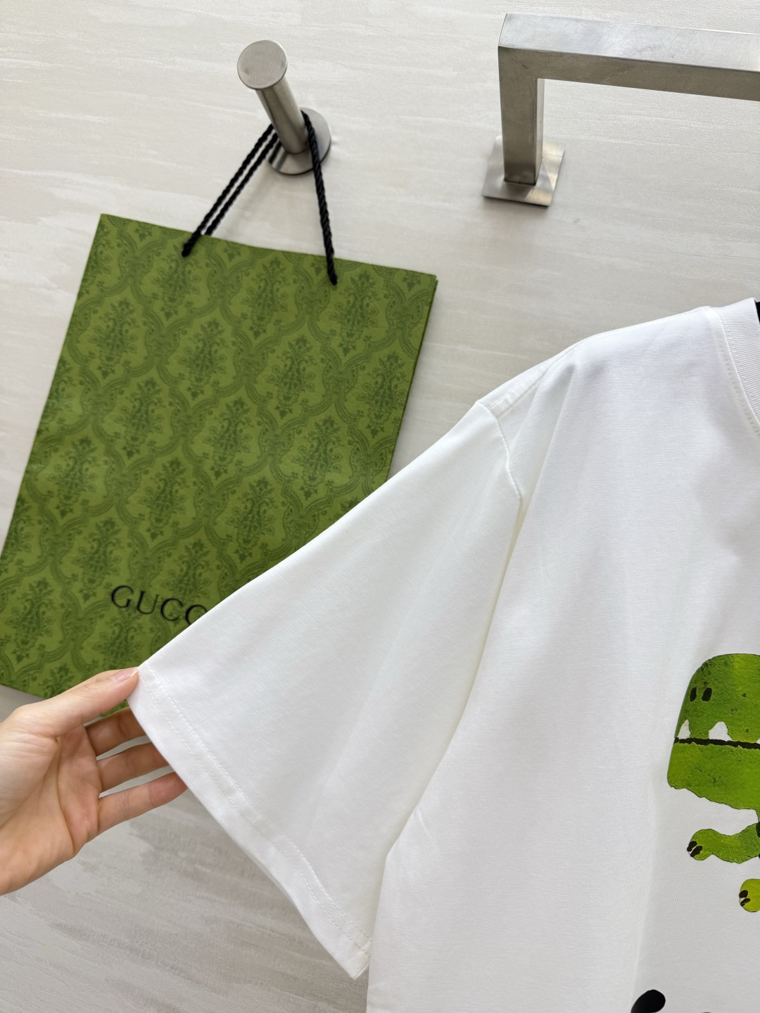 🦖 GUCC♡²⁶小恐龙T恤 | 三色齐发谁能拒绝这么可爱的小恐龙啊！手绘涂鸦风印花超减龄，白/粉/黑三