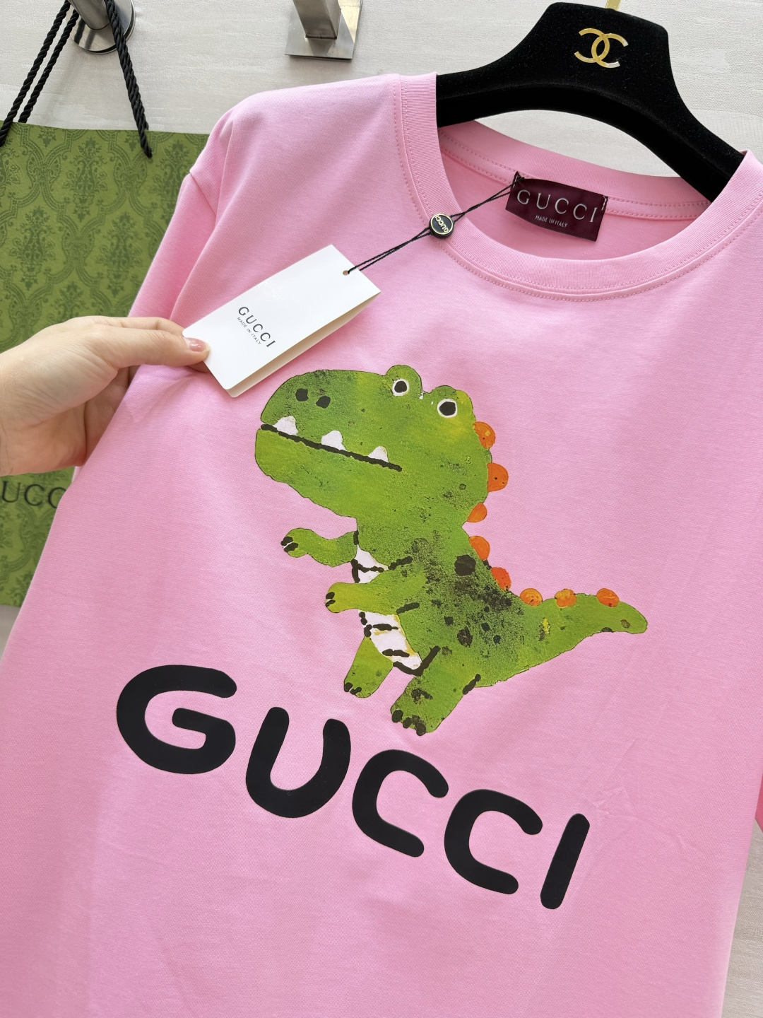 🦖 GUCC♡²⁶小恐龙T恤 | 三色齐发谁能拒绝这么可爱的小恐龙啊！手绘涂鸦风印花超减龄，白/粉/黑三