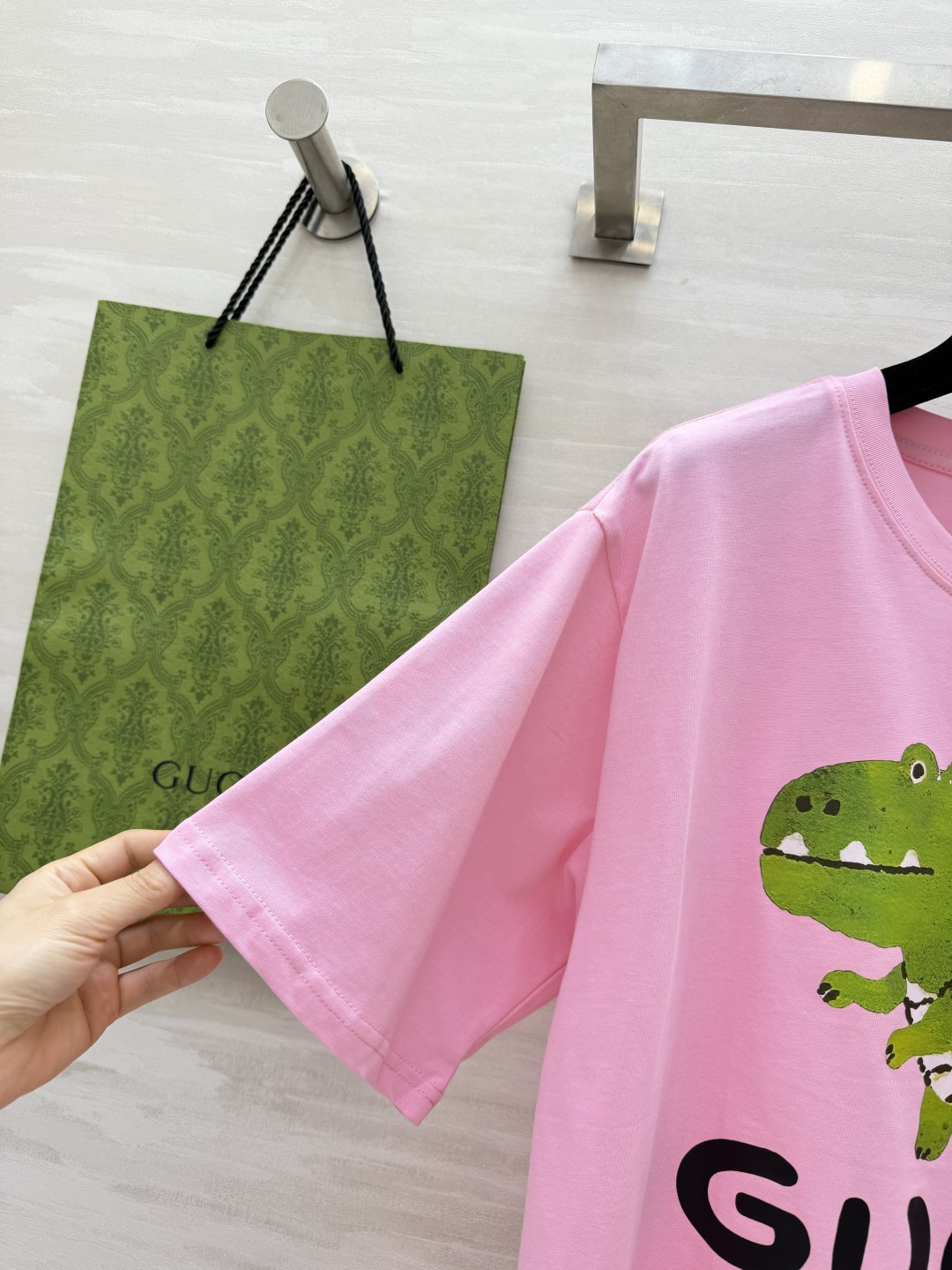 🦖 GUCC♡²⁶小恐龙T恤 | 三色齐发谁能拒绝这么可爱的小恐龙啊！手绘涂鸦风印花超减龄，白/粉/黑三