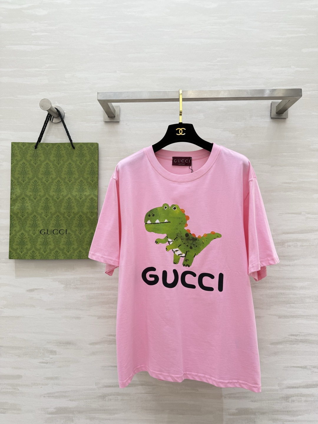 🦖 GUCC♡²⁶小恐龙T恤 | 三色齐发谁能拒绝这么可爱的小恐龙啊！手绘涂鸦风印花超减龄，白/粉/黑三