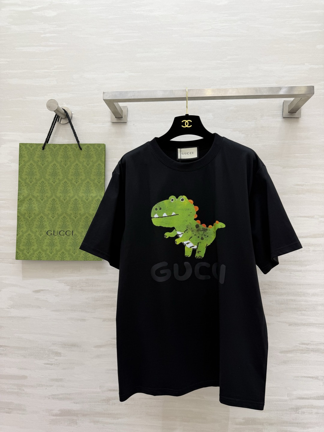 NO:844309,GUCC Little Dinosaur T-shirt | Available in three colors. Who can resist such a cute little dinosaur!  The hand-painted graffiti-style print is super age-reducing, choose one of white/pink/black. The loose oversize version is not picky about your figure but still hides your body. It is super energetic when worn with jeans and sweatpants every day. When you put it on, you will look like the ghostly girl herself. Just keep it to yourself with your eyes closed!  High-quality customization, available in stock first size S/M/L (M size shoulder width 43, bust 106, length 69),, gucci, versace, jeans, tees, t-shirt,19860909GUCC小恐龙T恤 | 三色齐发 谁能拒绝这么可爱的小恐龙啊！ 手绘涂鸦风印花超减龄,白/粉/黑三选一 宽松oversize版型,不挑身材还藏肉 日常搭牛仔裤、运动裤都超有活力 穿上就是鬼马少女本人,自留闭眼冲！ 高品质定制 现货首发sizeS/M/L（M码肩宽43,胸围106,衣长69）,,gucci,versace,jeans,tees，t-shirt,,Women's clothing