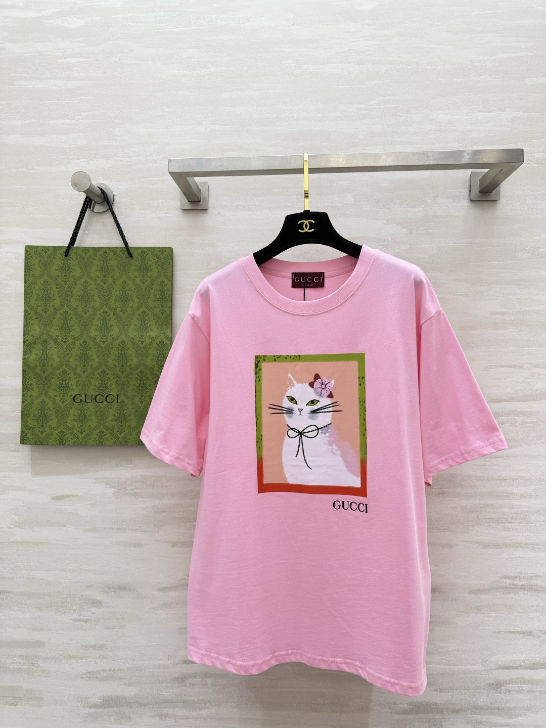 🐱 GUCC♡²⁶猫咪系列T恤 | 三色齐发谁能拒绝优雅又可爱的猫咪印花啊！自带法式复古氛围，白/粉/黑