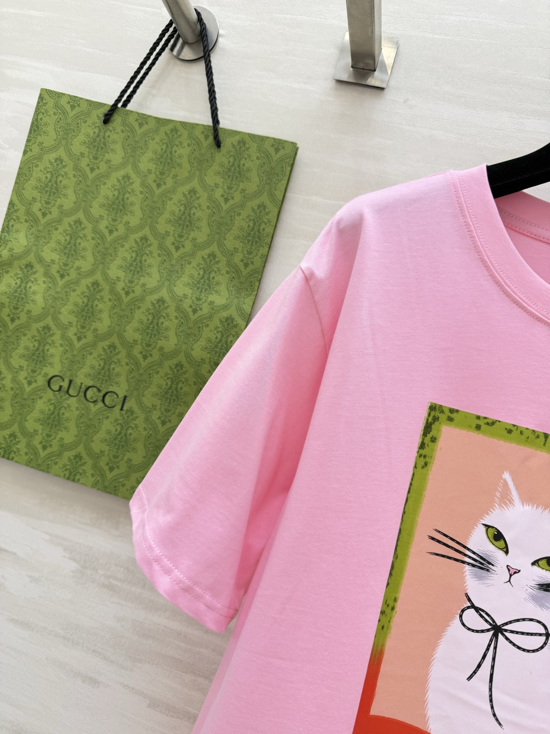 🐱 GUCC♡²⁶猫咪系列T恤 | 三色齐发谁能拒绝优雅又可爱的猫咪印花啊！自带法式复古氛围，白/粉/黑