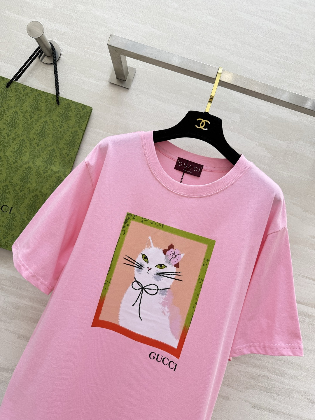 🐱 GUCC♡²⁶猫咪系列T恤 | 三色齐发谁能拒绝优雅又可爱的猫咪印花啊！自带法式复古氛围，白/粉/黑