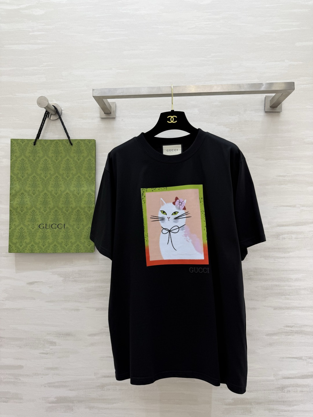 NO:830155,GUCC cat series T-shirt | Three colors available. Who can resist the elegant and cute cat print?  It has a French retro atmosphere, the three colors of white/pink/black are super gentle. The loose oversize version is not picky about the body shape but still hides the body. The jeans and shorts are very textured for daily wear, and it looks like a temperamental girl. High-quality customization. Available in stock first size S/M/L (S size shoulder width 42, bust 102, length 69), Gucci-clothing, gucci, gucci, versace, shorts, jeans, tees, t-shirt,19860909GUCC猫咪系列T恤 | 三色齐发 谁能拒绝优雅又可爱的猫咪印花啊！ 自带法式复古氛围,白/粉/黑三色都超温柔 宽松oversize版型,不挑身材还藏肉 日常搭牛仔裤、短裤都很有质感,穿上就是气质小姐姐本人高品质定制 现货首发sizeS/M/L（s码肩宽42,胸围102,衣长69）,古驰-服装,gucci,gucci,versace,shorts,jeans,tees，t-shirt,,Women's clothing