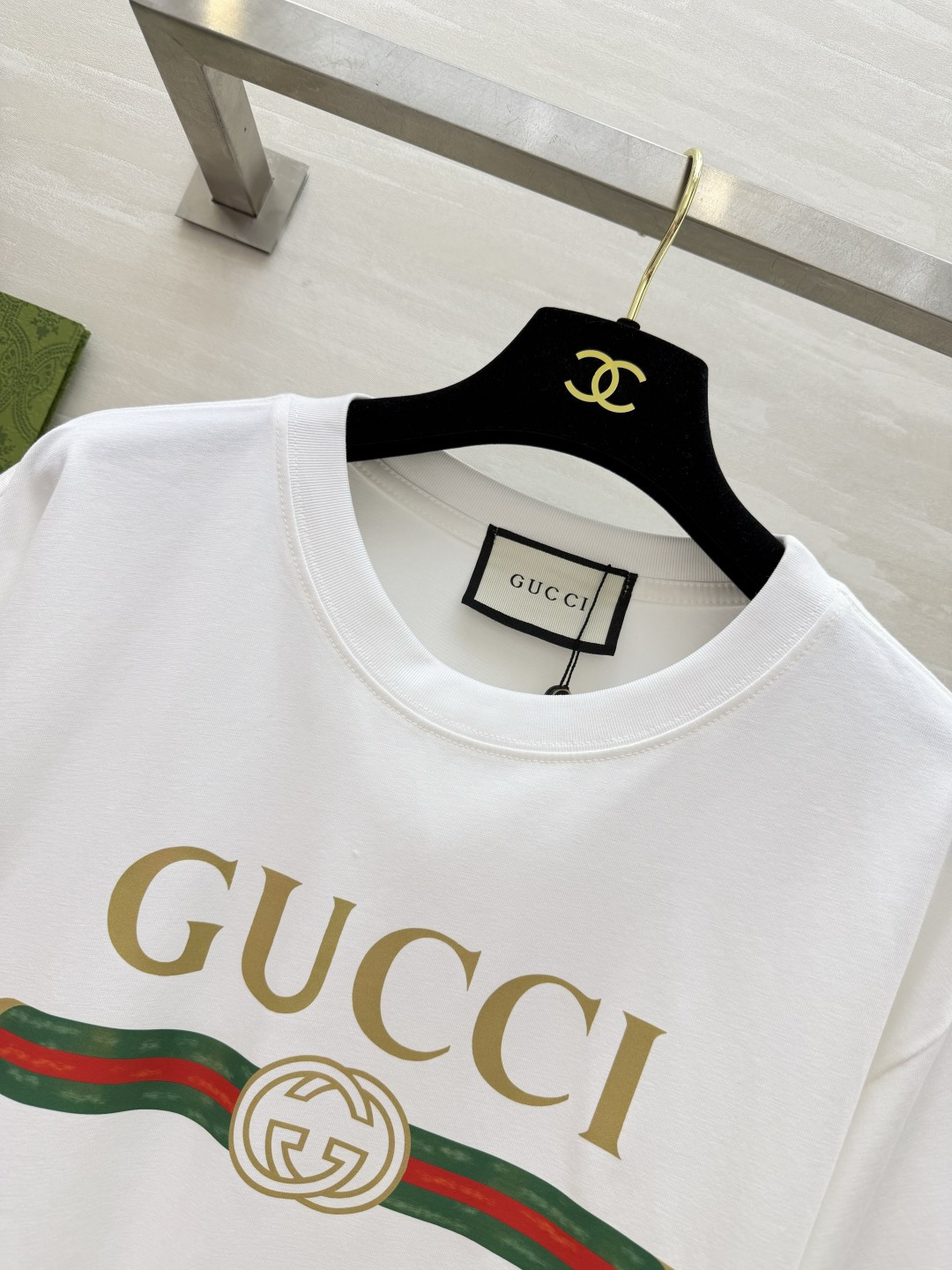 GUCC♡²⁶经典LOGO印花T恤▫️白/粉/黑三色可选▫️复古绿织带+双G标识，辨识度拉满▫️宽松落肩