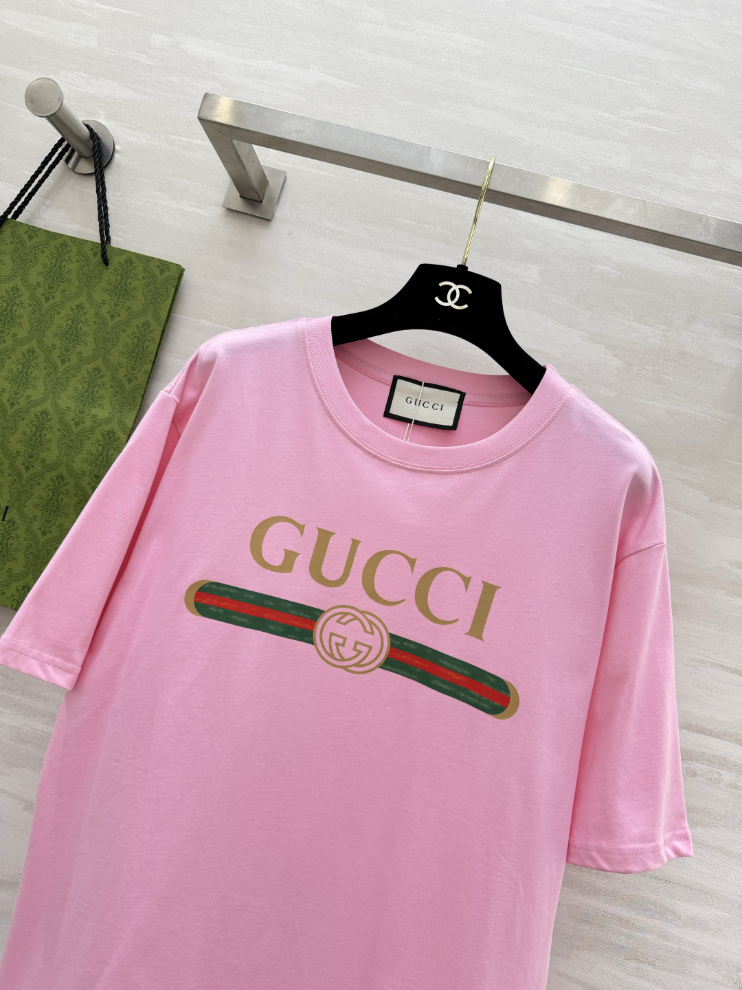 GUCC♡²⁶经典LOGO印花T恤▫️白/粉/黑三色可选▫️复古绿织带+双G标识，辨识度拉满▫️宽松落肩