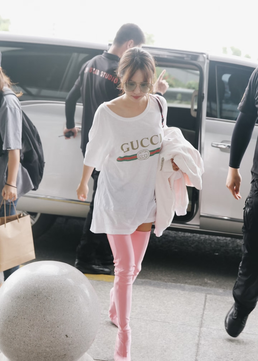 GUCC♡²⁶经典LOGO印花T恤▫️白/粉/黑三色可选▫️复古绿织带+双G标识，辨识度拉满▫️宽松落肩