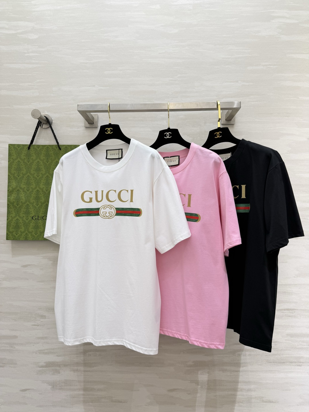 GUCC♡²⁶经典LOGO印花T恤▫️白/粉/黑三色可选▫️复古绿织带+双G标识，辨识度拉满▫️宽松落肩