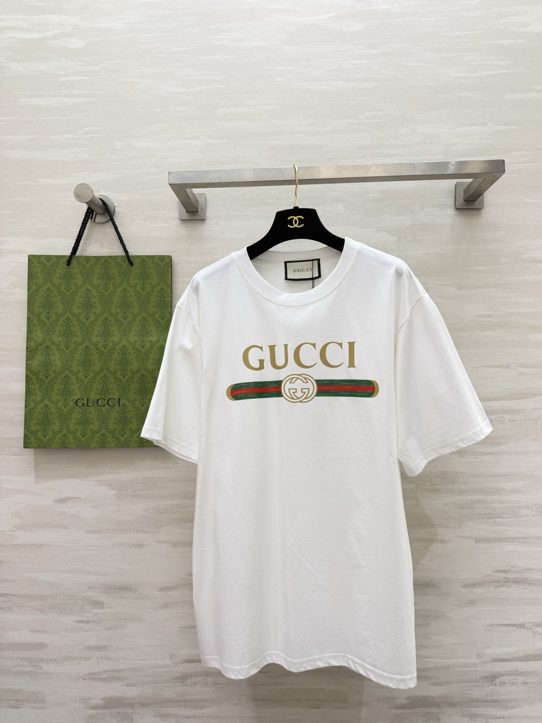 NO:844317,GUCC classic LOGO printed T-shirt, available in white/pink/black, retro green webbing + double G logo, highly recognizable. Loose off-shoulder version, slimmer and hidden. Low-key and elegant, you must have one in your wardrobe!  High-quality customization, available in stock first size S/M/L (M size shoulder width 43, bust 106, length 69),, gucci, tees, t-shirt,19860909GUCC经典LOGO印花T恤 白/粉/黑三色可选 复古绿织带+双G标识,辨识度拉满 宽松落肩版型,显瘦藏肉 低调贵气感,衣柜里必须有一件！ 高品质定制 现货首发sizeS/M/L（M码肩宽43,胸围106,衣长69）,,gucci,tees，t-shirt,,Women's clothing