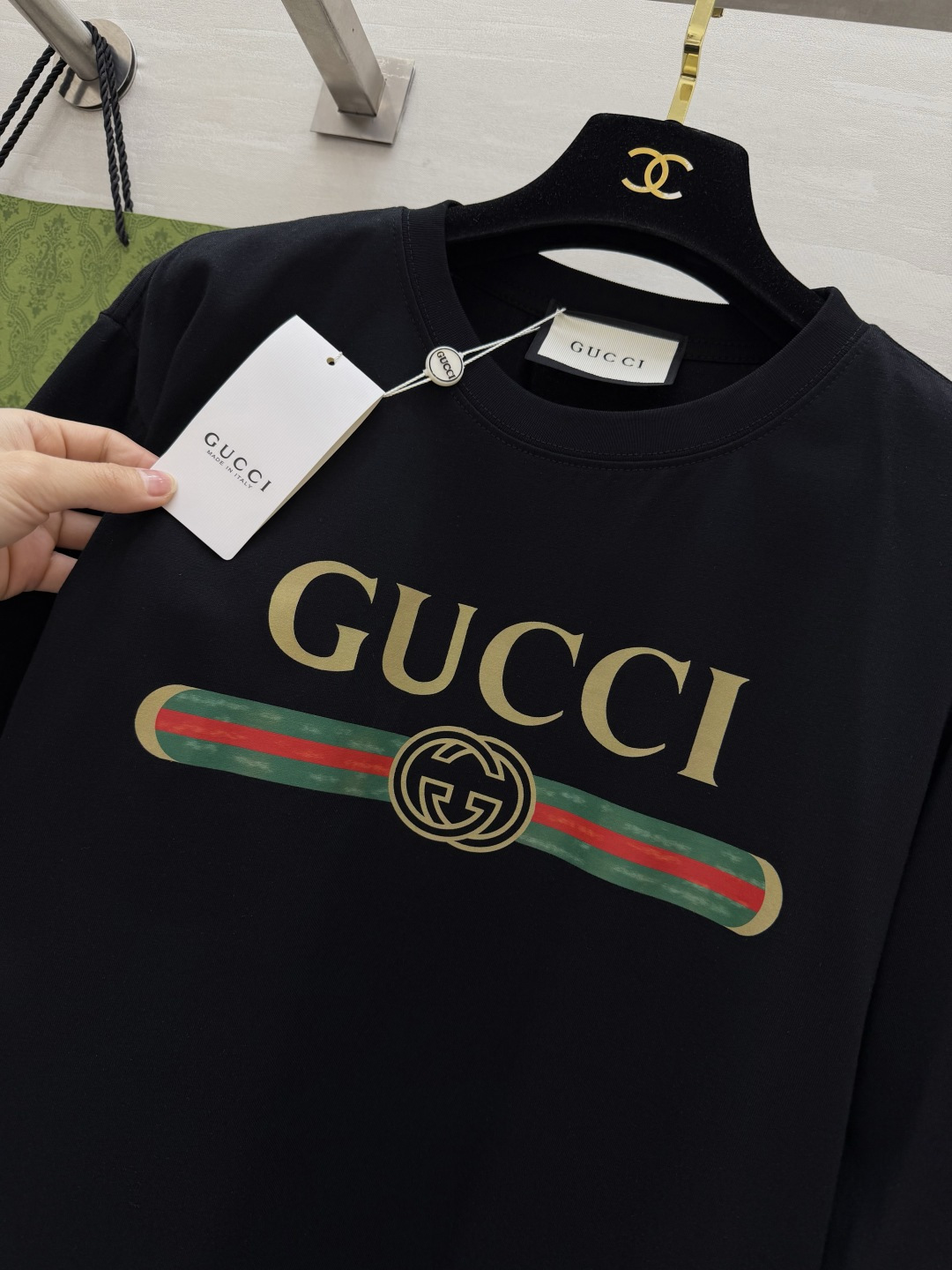GUCC♡²⁶经典LOGO印花T恤▫️白/粉/黑三色可选▫️复古绿织带+双G标识，辨识度拉满▫️宽松落肩