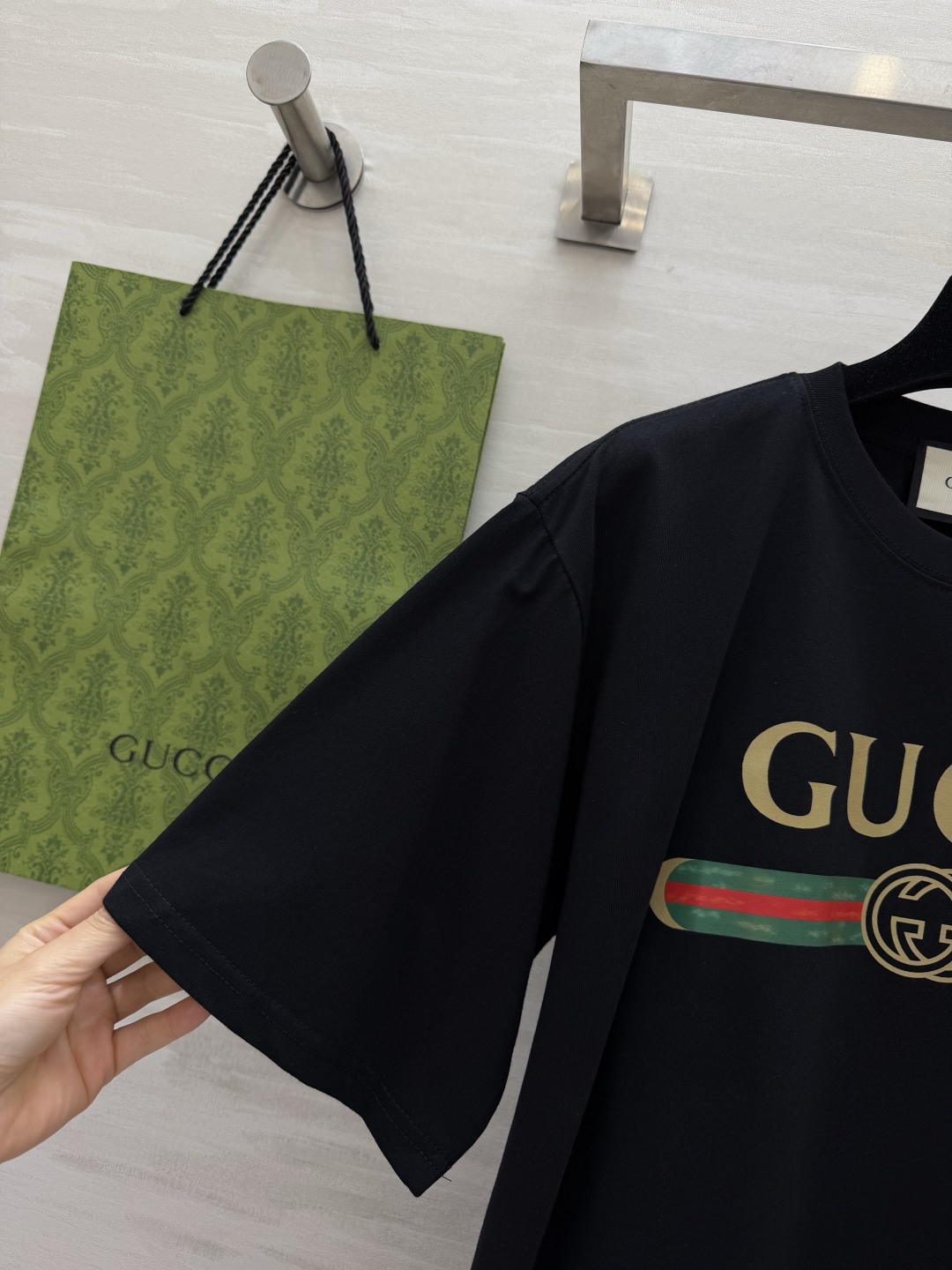 GUCC♡²⁶经典LOGO印花T恤▫️白/粉/黑三色可选▫️复古绿织带+双G标识，辨识度拉满▫️宽松落肩