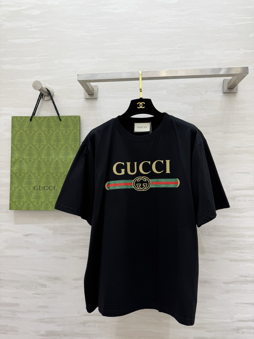 NO:830165,GUCC classic LOGO printed T-shirt, available in white/pink/black, retro green webbing + double G logo, highly recognizable. Loose off-shoulder version, slimmer and hidden. Low-key and elegant, you must have one in your wardrobe!  High-quality customization, available in stock first size S/M/L (shoulder width M size 43, bust 106, length 69), Gucci-clothing, gucci, gucci, tees, t-shirt,19860909GUCC经典LOGO印花T恤 白/粉/黑三色可选 复古绿织带+双G标识,辨识度拉满 宽松落肩版型,显瘦藏肉 低调贵气感,衣柜里必须有一件！ 高品质定制 现货首发sizeS/M/L（M码肩宽43,胸围106,衣长69）,古驰-服装,gucci,gucci,tees，t-shirt,,Women's clothing