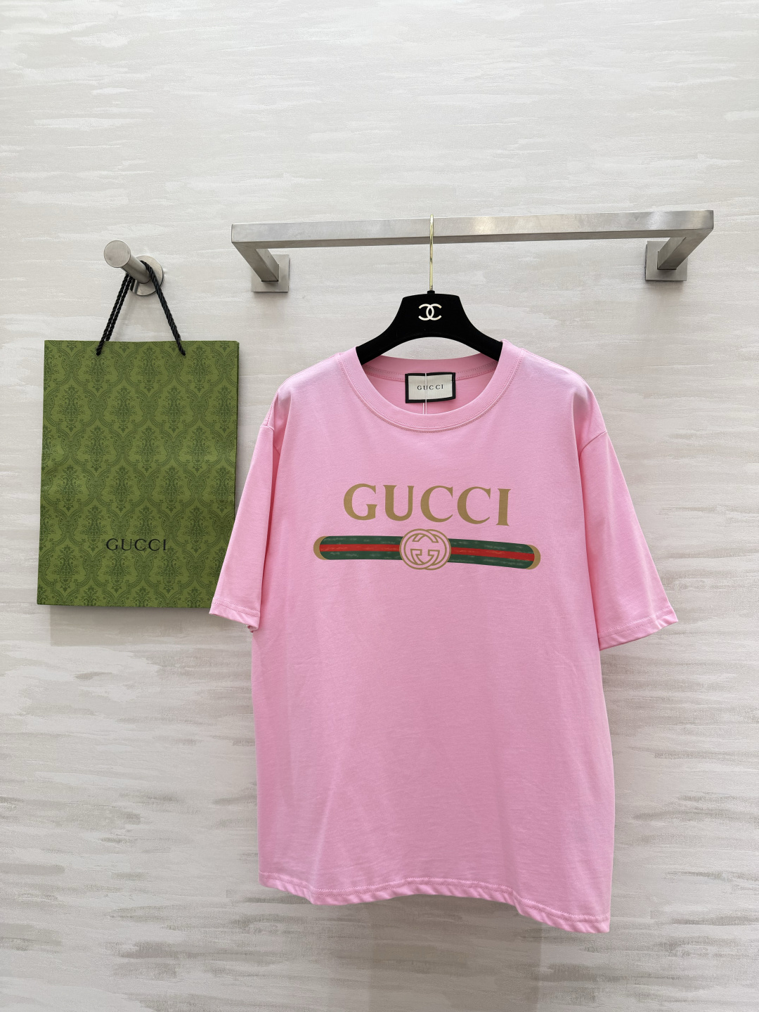 NO:844324,GUCC classic LOGO printed T-shirt, available in white/pink/black, retro green webbing + double G logo, highly recognizable. Loose off-shoulder version, slimmer and hidden. Low-key and elegant, you must have one in your wardrobe!  High-quality customization, available in stock first size S/M/L (M size shoulder width 43, bust 106, length 69),, gucci, tees, t-shirt,19860909GUCC经典LOGO印花T恤 白/粉/黑三色可选 复古绿织带+双G标识,辨识度拉满 宽松落肩版型,显瘦藏肉 低调贵气感,衣柜里必须有一件！ 高品质定制 现货首发sizeS/M/L（M码肩宽43,胸围106,衣长69）,,gucci,tees，t-shirt,,Women's clothing