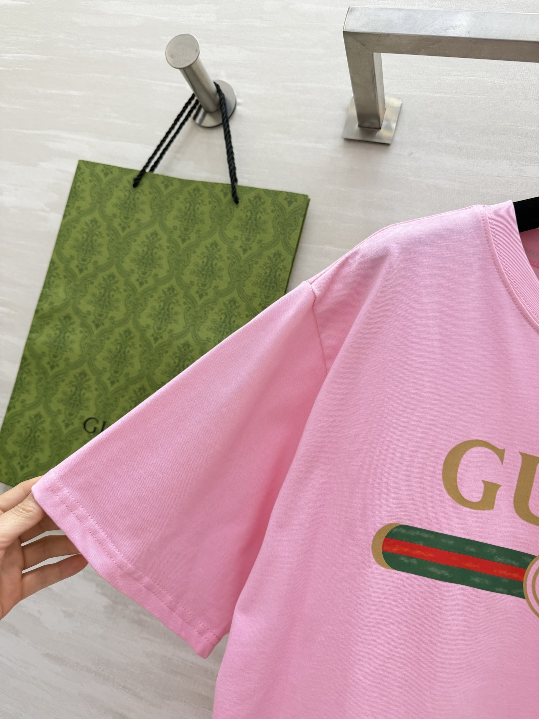 GUCC♡²⁶经典LOGO印花T恤▫️白/粉/黑三色可选▫️复古绿织带+双G标识，辨识度拉满▫️宽松落肩