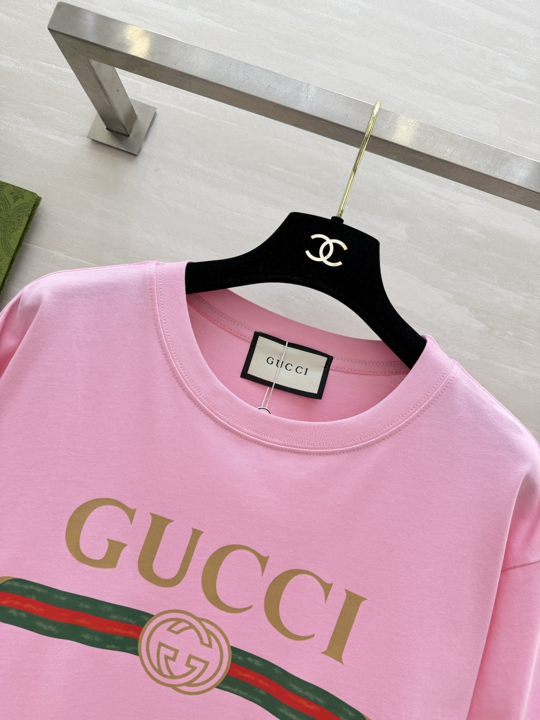 GUCC♡²⁶经典LOGO印花T恤▫️白/粉/黑三色可选▫️复古绿织带+双G标识，辨识度拉满▫️宽松落肩