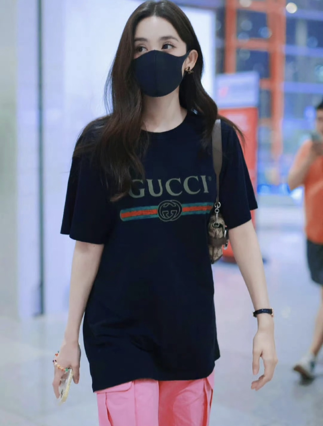 GUCC♡²⁶经典LOGO印花T恤▫️白/粉/黑三色可选▫️复古绿织带+双G标识，辨识度拉满▫️宽松落肩