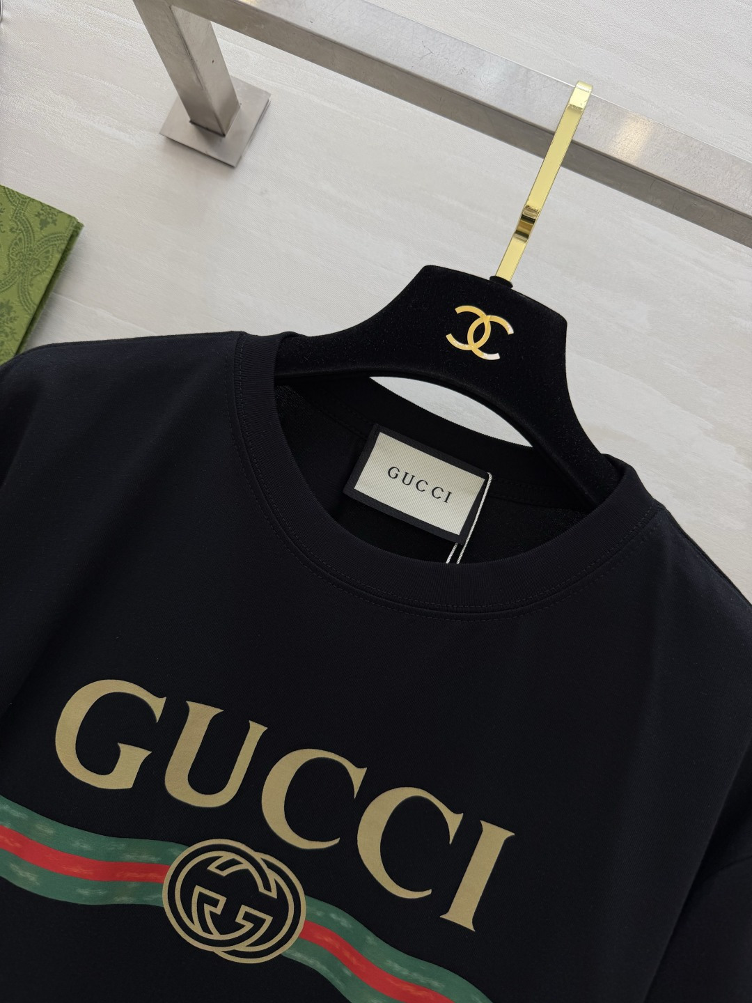 GUCC♡²⁶经典LOGO印花T恤▫️白/粉/黑三色可选▫️复古绿织带+双G标识，辨识度拉满▫️宽松落肩