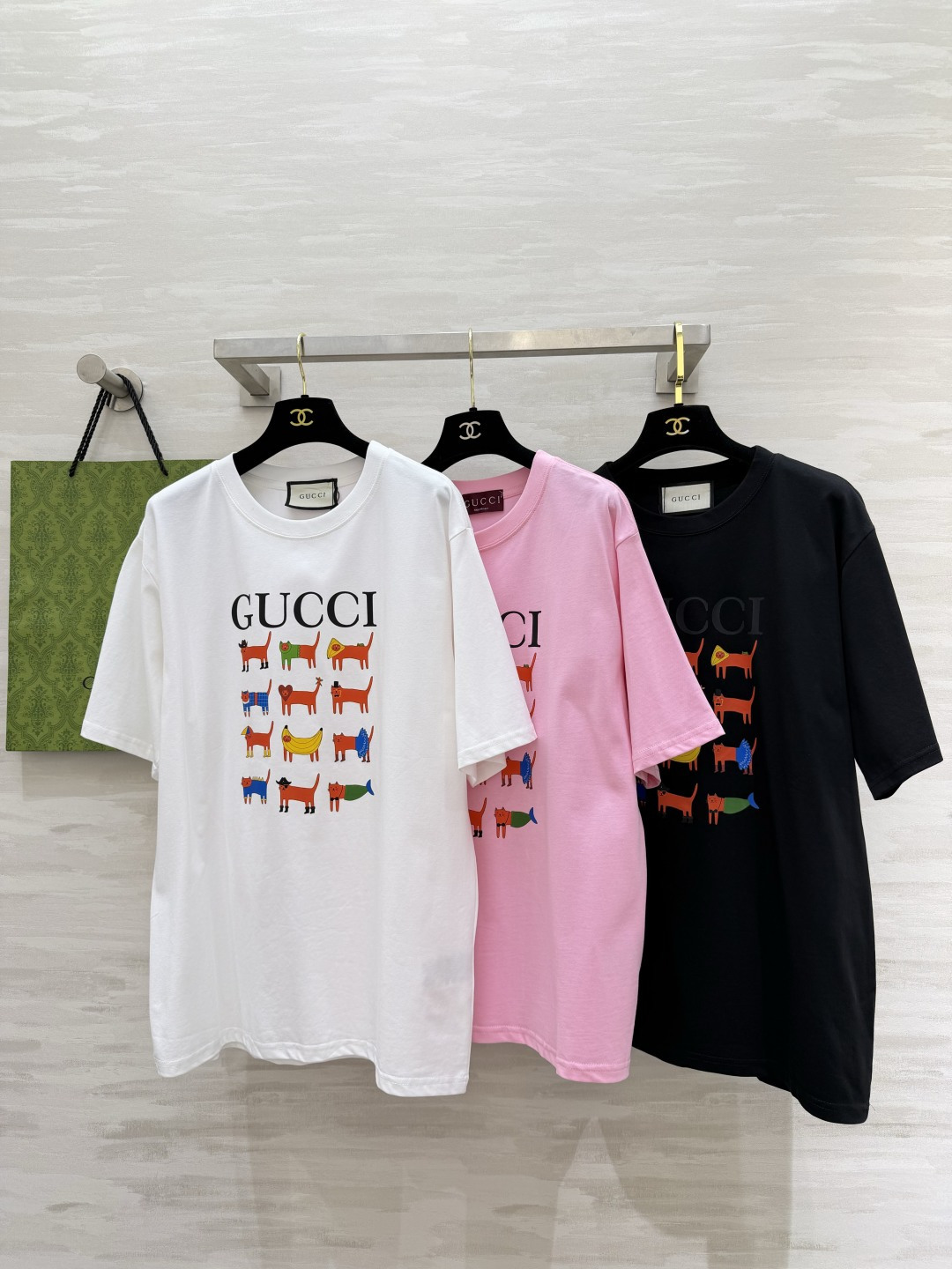 GUCC♡²⁶趣味涂鸦T恤▫️三色可选 白/粉/黑▫️童趣印花 减龄天花板▫️宽松版型 日常百搭谁穿谁可