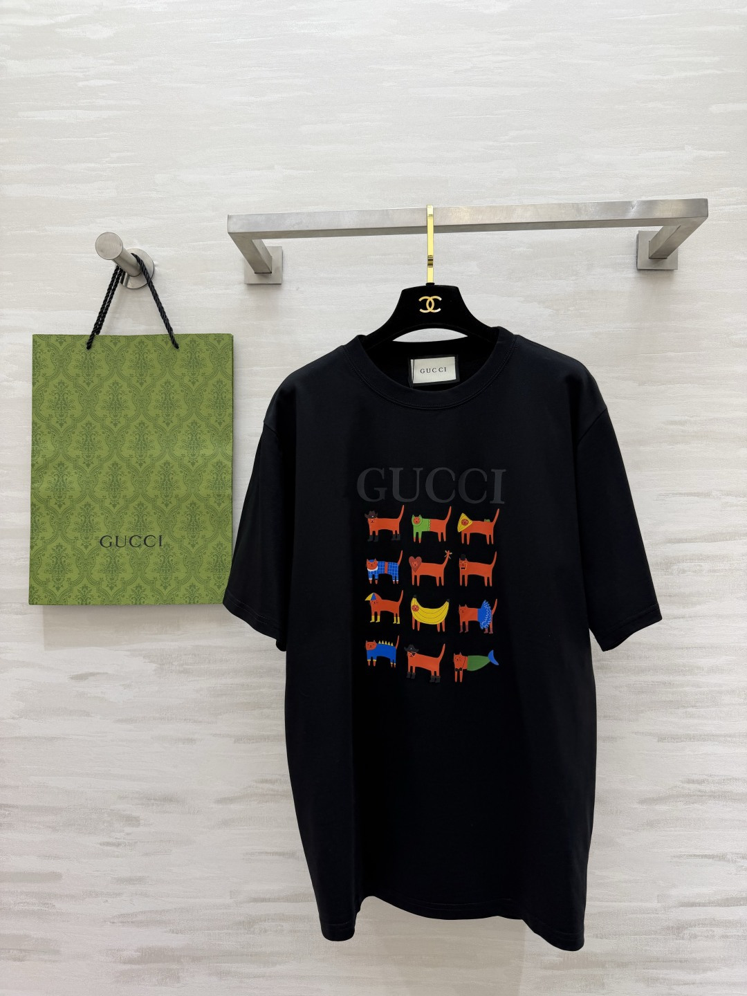 NO:830175,GUCC fun graffiti T-shirt, three colors available, white/pink/black, childish print, age-reducing ceiling, loose fit, versatile for daily use, whoever wears it will be cute!  High-quality customization, available in stock first size S/M/L (S size shoulder width 43, bust 106, length 69), Gucci-clothing, gucci, gucci, tees, t-shirt,19860909GUCC趣味涂鸦T恤 三色可选 白/粉/黑 童趣印花 减龄天花板 宽松版型 日常百搭 谁穿谁可爱！高品质定制 现货首发sizeS/M/L（s码肩宽43,胸围106,衣长69）,古驰-服装,gucci,gucci,tees，t-shirt,,Women's clothing