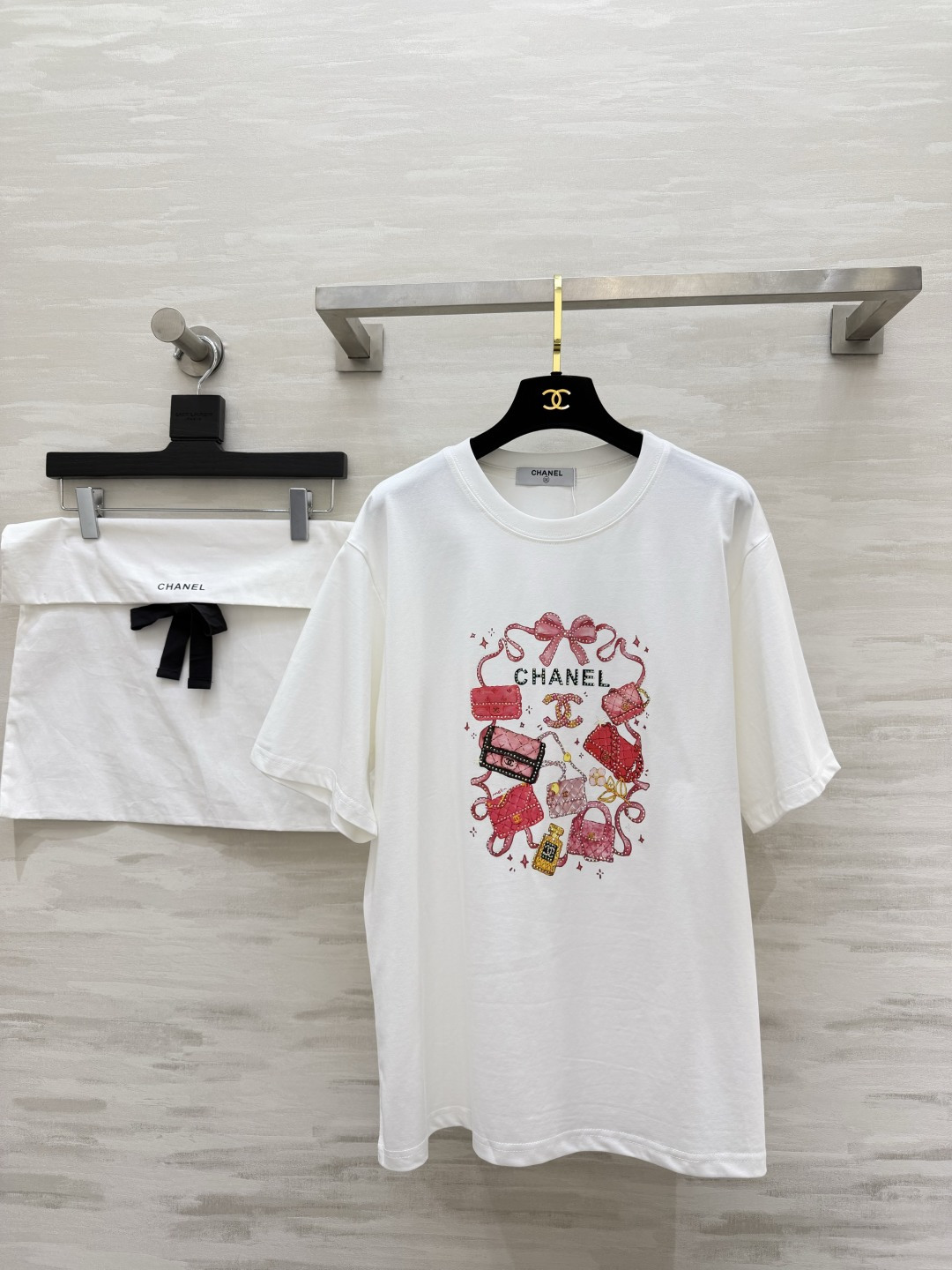 NO:845031,Chane hot diamond bag printed T-shirt, loose oversize version, very slimming. The print is with sparkling diamonds. It is very exquisite in the sun. It can be worn casually with shorts/jeans and has a great atmosphere. Keep two pieces to wear. A must-have for lazy people when going out every day. High-quality customization. Available in stock first size 36/38/40 (38 size, shoulder width 46, bust 102, length 66),,chanel,versace,shorts,jeans,tees,t-shirt,19860909Chane烫钻包包印花T恤 宽松oversize版型 显瘦一绝 印花是带闪钻 阳光下巨精致c随便搭短裤/牛仔裤都超有氛围感 自留两件换着穿 日常出街懒人必备 高品质定制 现货首发size36/38/40（38码肩宽46,胸围102,衣长66）,,chanel,versace,shorts,jeans,tees，t-shirt,,Women's clothing