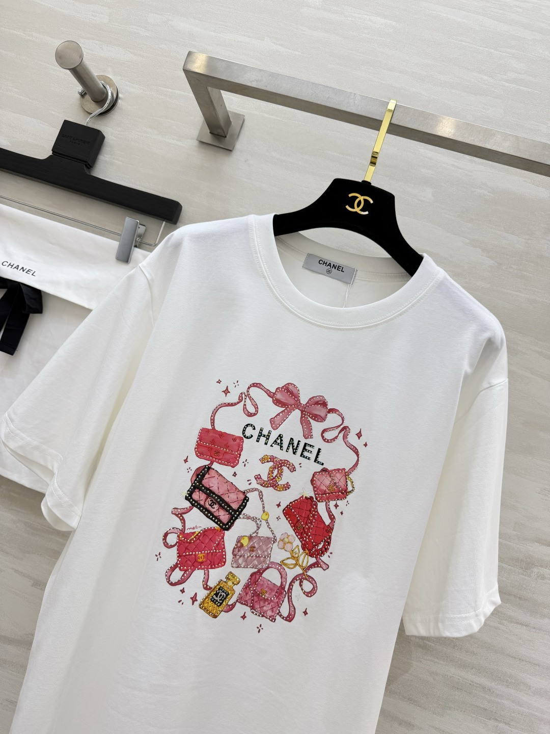 Chane♡²⁶烫钻包包印花T恤 宽松oversize版型 显瘦一绝 印花是带闪钻 阳光下巨精致c随便搭