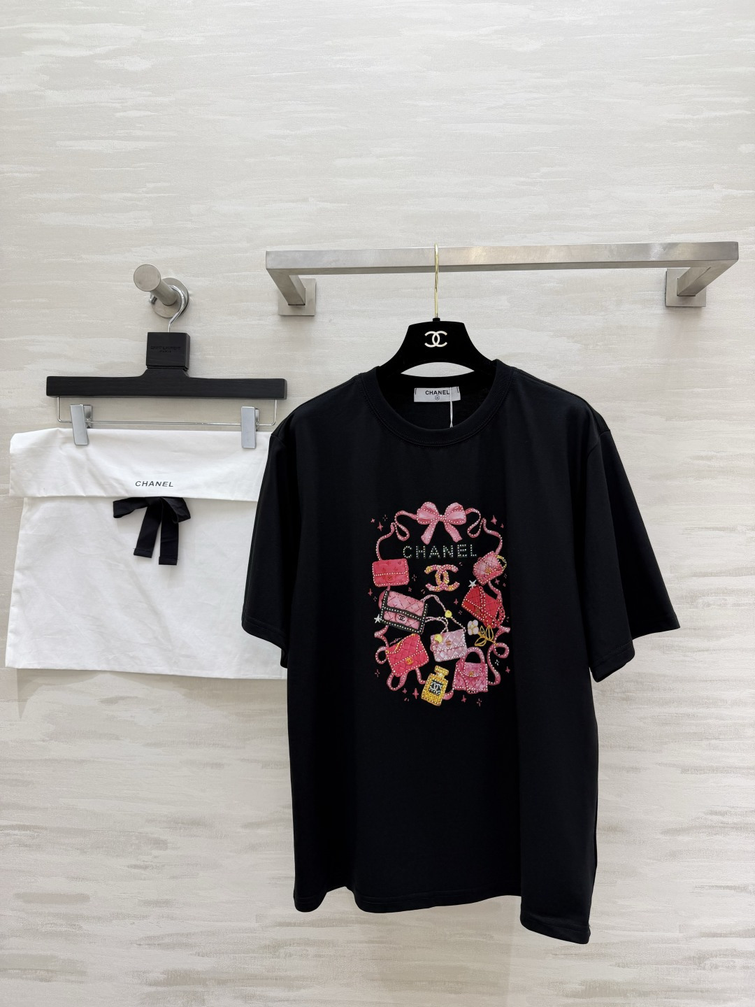 NO:830117,Chane hot diamond bag printed T-shirt, loose oversize version, very slimming. The print is with sparkling diamonds. It is very exquisite in the sun. It can be worn casually with shorts/denims and has a sense of atmosphere. Keep two pieces for yourself. A must-have for lazy people when going out every day. High-quality customization  Available now, size 36/38/40 (size 38, shoulder width 46, bust 102, length 66), Chanel - clothing, chanel, chanel, versace, shorts, jeans, tees, t-shirt,19860909Chane烫钻包包印花T恤 宽松oversize版型 显瘦一绝 印花是带闪钻 阳光下巨精致c随便搭短裤/牛仔裤都超有氛围感 自留两件换着穿 日常出街懒人必备 高品质定制 现货首发size36/38/40（38码肩宽46,胸围102,衣长66）,香奈儿-服装,chanel,chanel,versace,shorts,jeans,tees，t-shirt,,Women's clothing