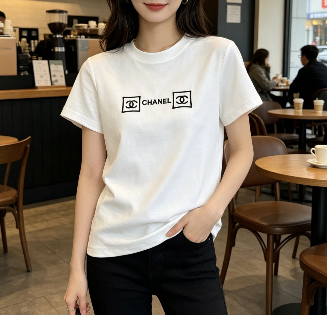 ▫️Chane♡²⁶刺绣LOGO T恤▫️修身小短款版型，巨显比例▫️胸前精致刺绣，低调又有辨识度▫️面