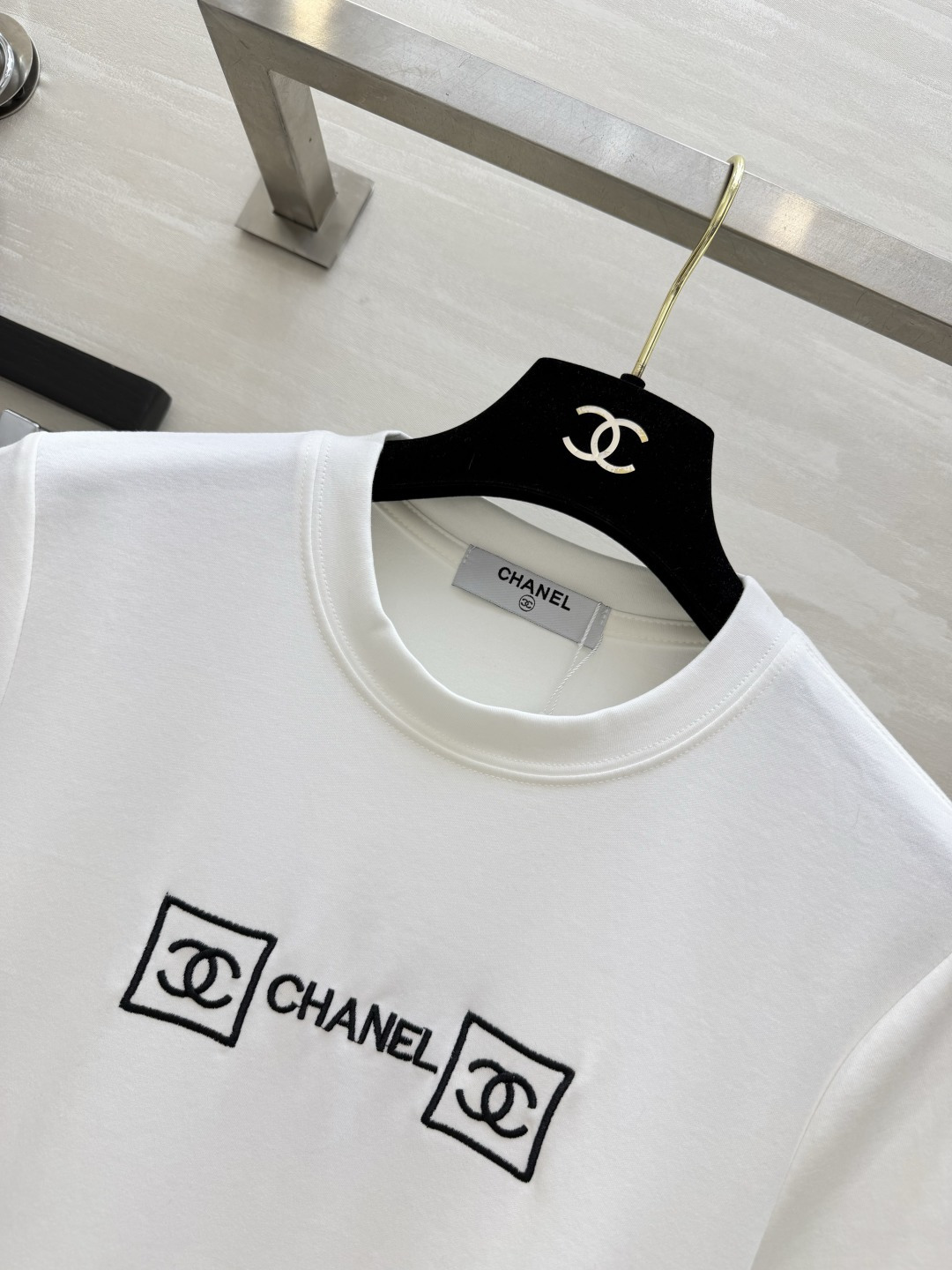 ▫️Chane♡²⁶刺绣LOGO T恤▫️修身小短款版型，巨显比例▫️胸前精致刺绣，低调又有辨识度▫️面