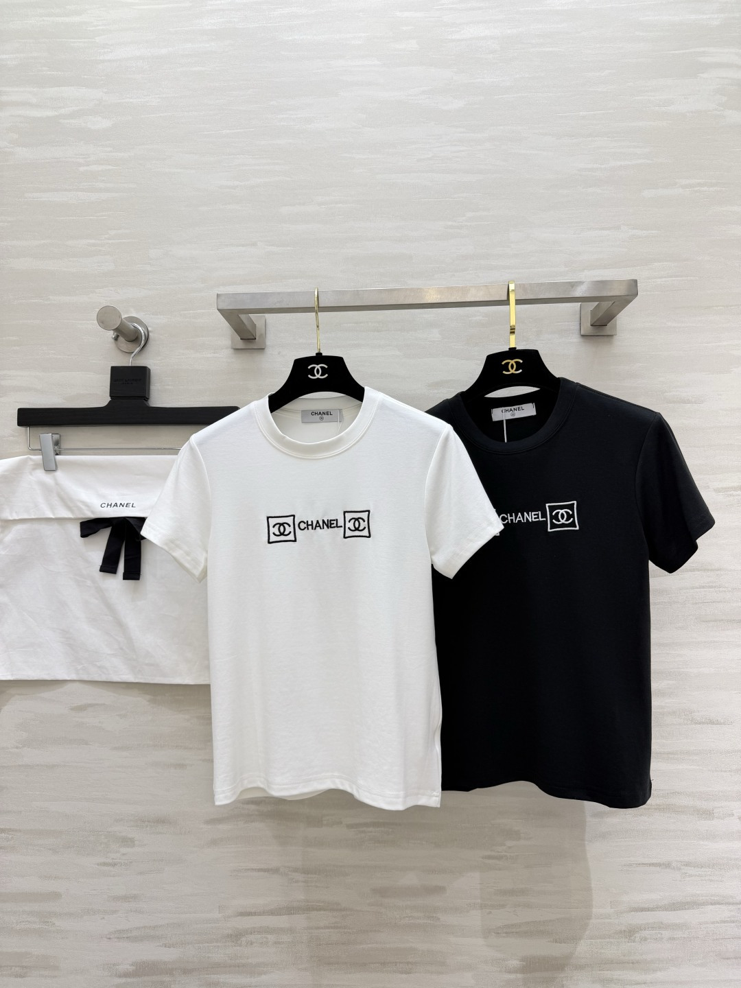 ▫️Chane♡²⁶刺绣LOGO T恤▫️修身小短款版型，巨显比例▫️胸前精致刺绣，低调又有辨识度▫️面