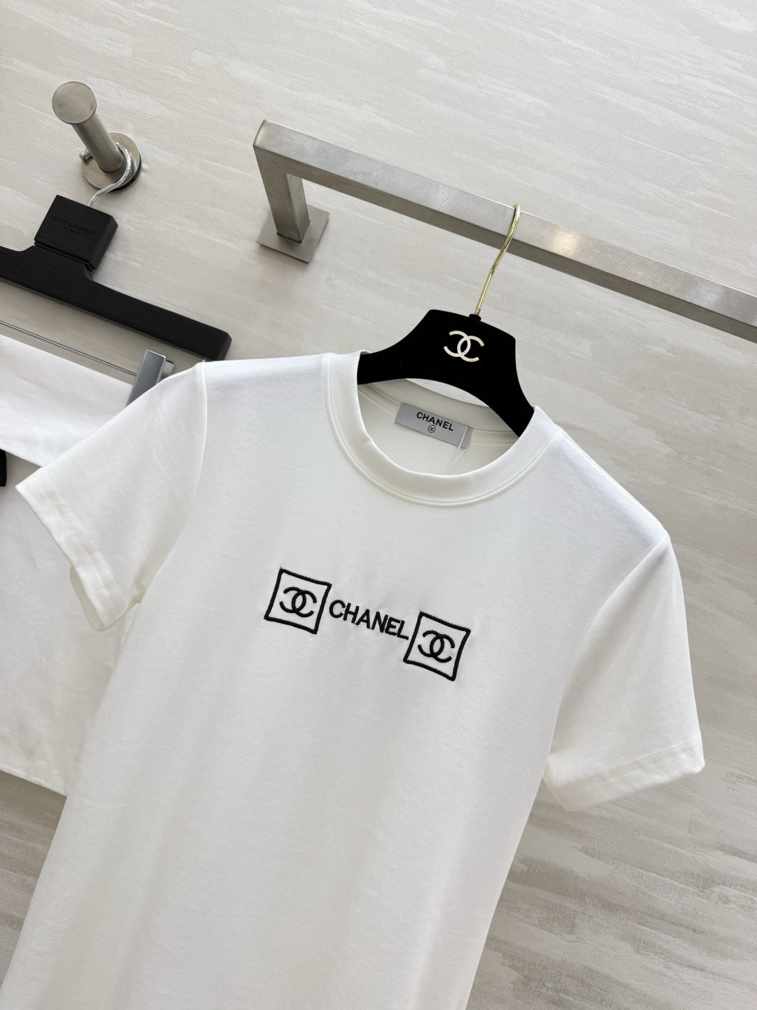 ▫️Chane♡²⁶刺绣LOGO T恤▫️修身小短款版型，巨显比例▫️胸前精致刺绣，低调又有辨识度▫️面