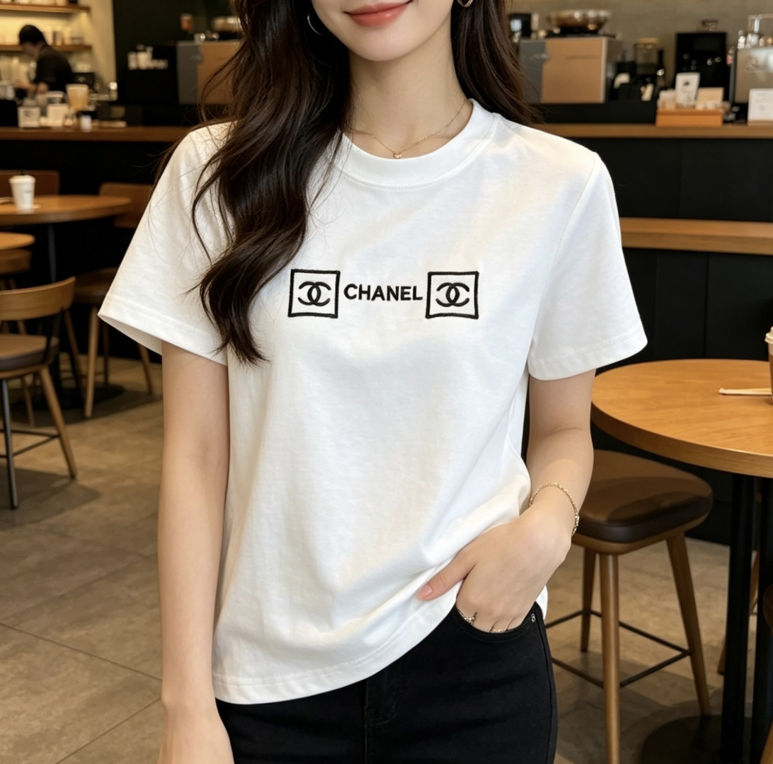 ▫️Chane♡²⁶刺绣LOGO T恤▫️修身小短款版型，巨显比例▫️胸前精致刺绣，低调又有辨识度▫️面