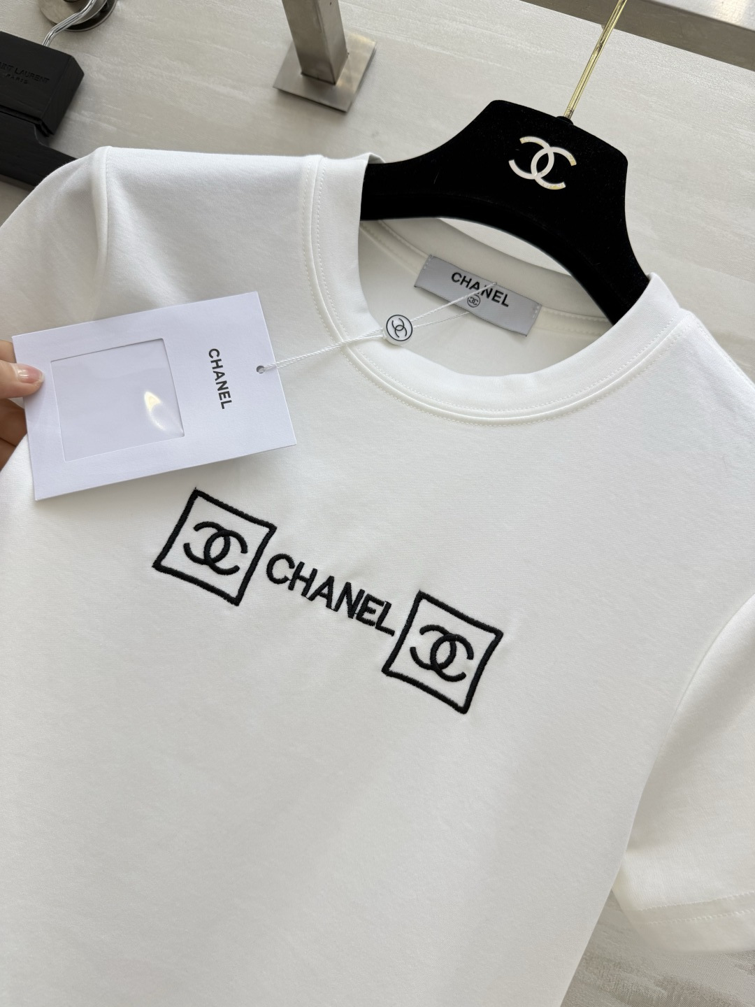 ▫️Chane♡²⁶刺绣LOGO T恤▫️修身小短款版型，巨显比例▫️胸前精致刺绣，低调又有辨识度▫️面