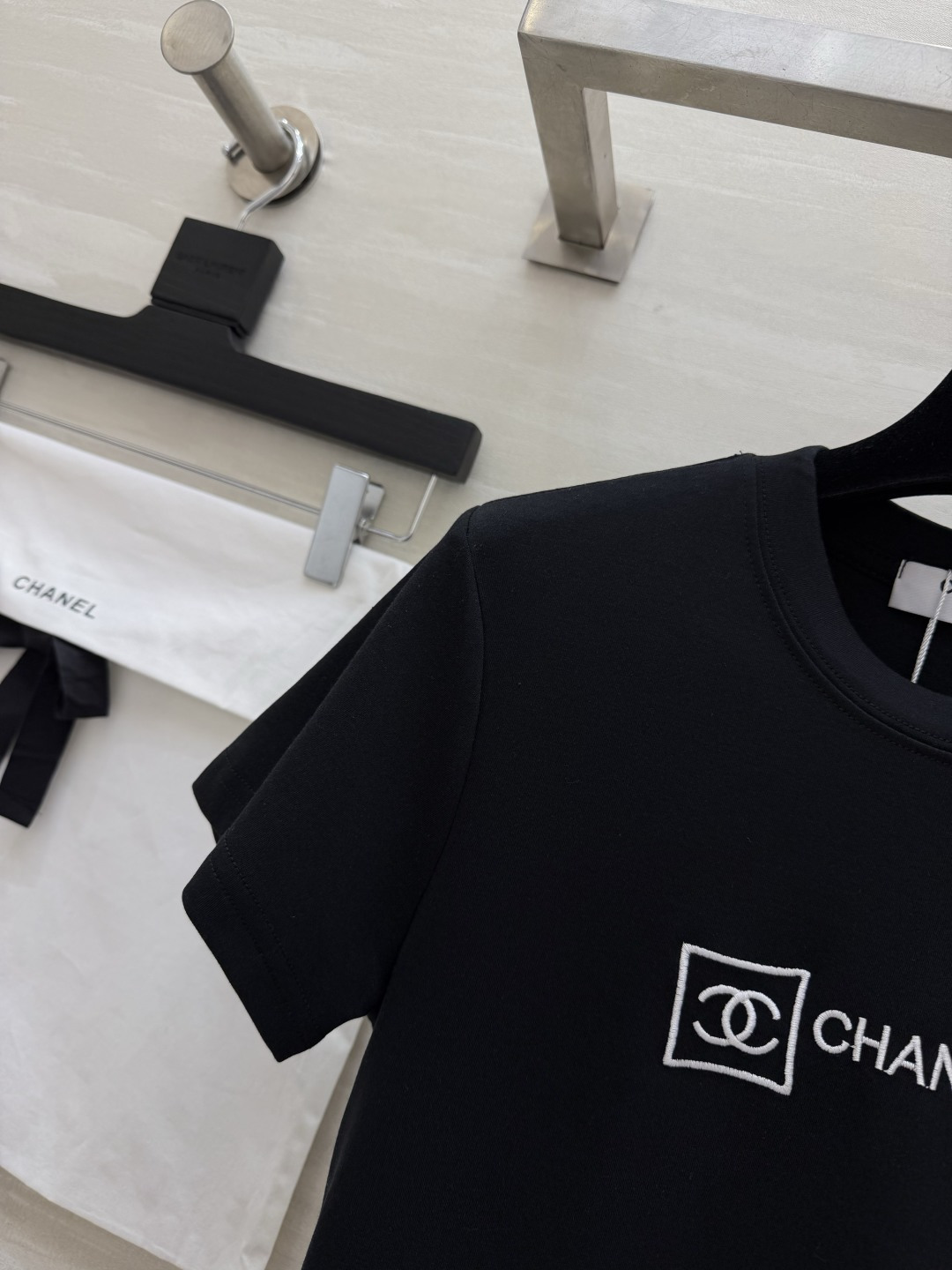 ▫️Chane♡²⁶刺绣LOGO T恤▫️修身小短款版型，巨显比例▫️胸前精致刺绣，低调又有辨识度▫️面