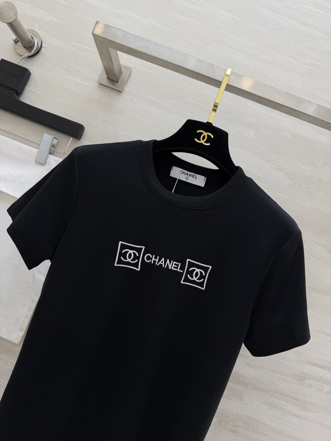 ▫️Chane♡²⁶刺绣LOGO T恤▫️修身小短款版型，巨显比例▫️胸前精致刺绣，低调又有辨识度▫️面
