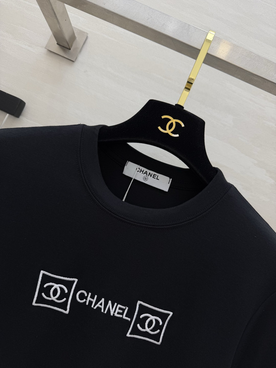 ▫️Chane♡²⁶刺绣LOGO T恤▫️修身小短款版型，巨显比例▫️胸前精致刺绣，低调又有辨识度▫️面