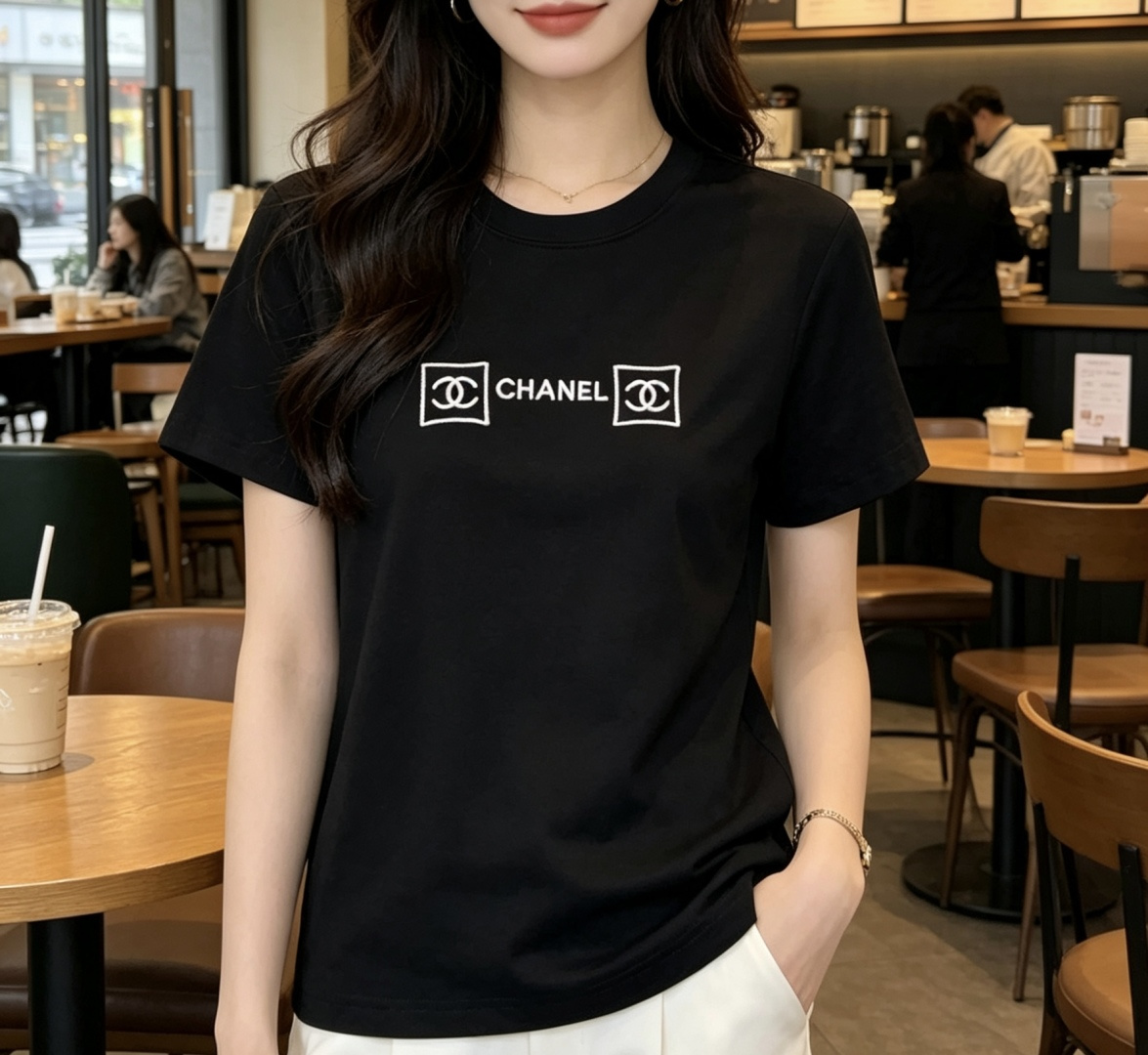 ▫️Chane♡²⁶刺绣LOGO T恤▫️修身小短款版型，巨显比例▫️胸前精致刺绣，低调又有辨识度▫️面