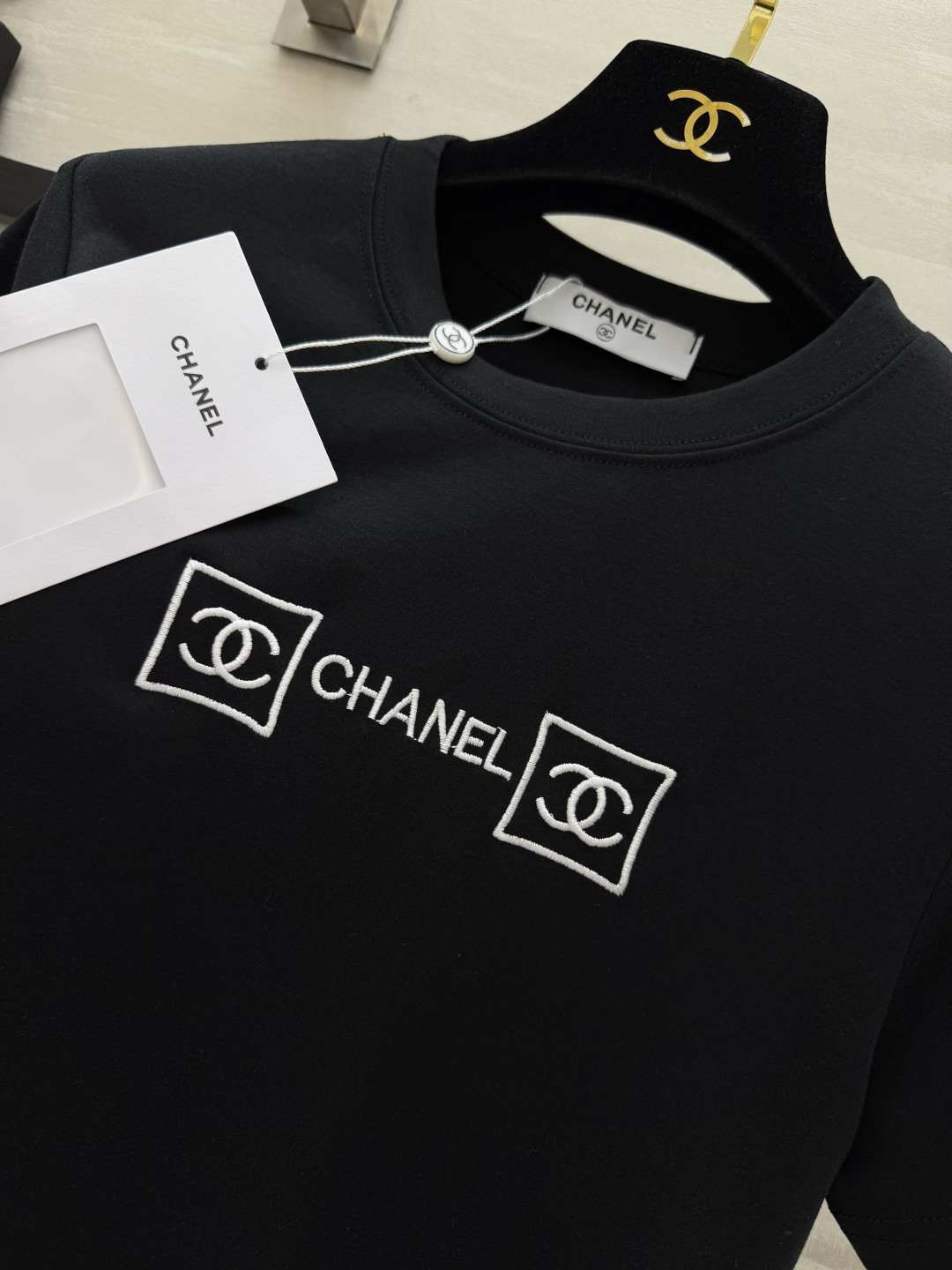 ▫️Chane♡²⁶刺绣LOGO T恤▫️修身小短款版型，巨显比例▫️胸前精致刺绣，低调又有辨识度▫️面
