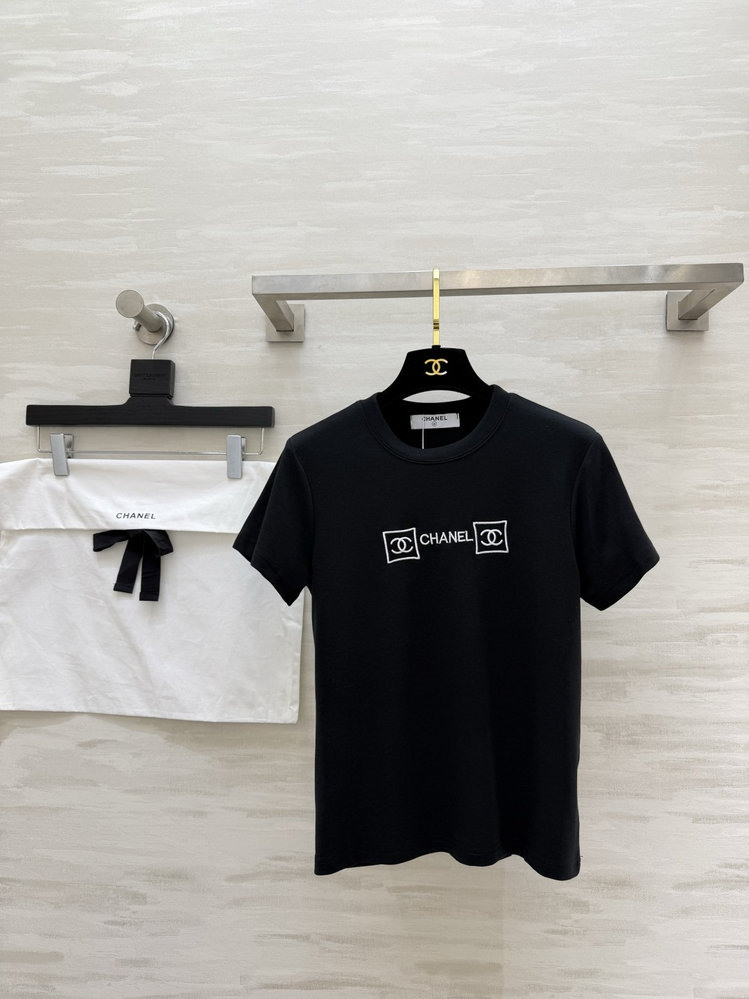 NO:830126,Chane embroidered LOGO T-shirt. Slim-fitting short version, huge proportions. Exquisite embroidery on the chest, low-key and recognizable. The fabric is soft and skin-friendly, versatile for daily use. White/black are both perfect, a basic style that you can wear with your eyes closed. High-quality customization. Available in stock first size 36/38/40 (shoulder width 37, bust 82, length 55), Chanel-clothing, chanel, chanel, tees, t-shirt,19860909Chane刺绣LOGO T恤 修身小短款版型,巨显比例 胸前精致刺绣,低调又有辨识度 面料软糯亲肤,日常百搭不出错 白/黑都很绝,闭眼入的基础款 高品质定制 现货首发size36/38/40（38码肩宽37,胸围82,衣长55）,香奈儿-服装,chanel,chanel,tees，t-shirt,,Women's clothing