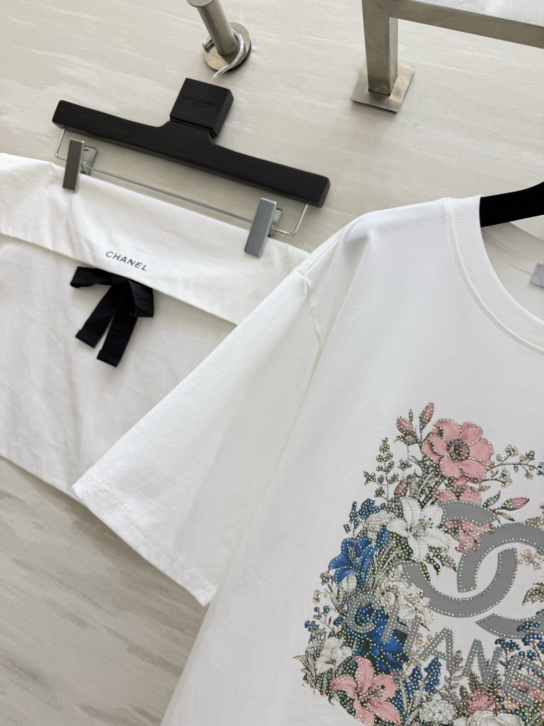 🤍Chane♡²⁶花卉闪钻T恤▫️oversize宽松版型，显瘦一绝▫️胸前花卉双C印花，带闪钻工艺超精