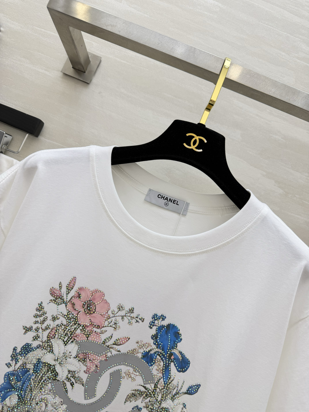 🤍Chane♡²⁶花卉闪钻T恤▫️oversize宽松版型，显瘦一绝▫️胸前花卉双C印花，带闪钻工艺超精