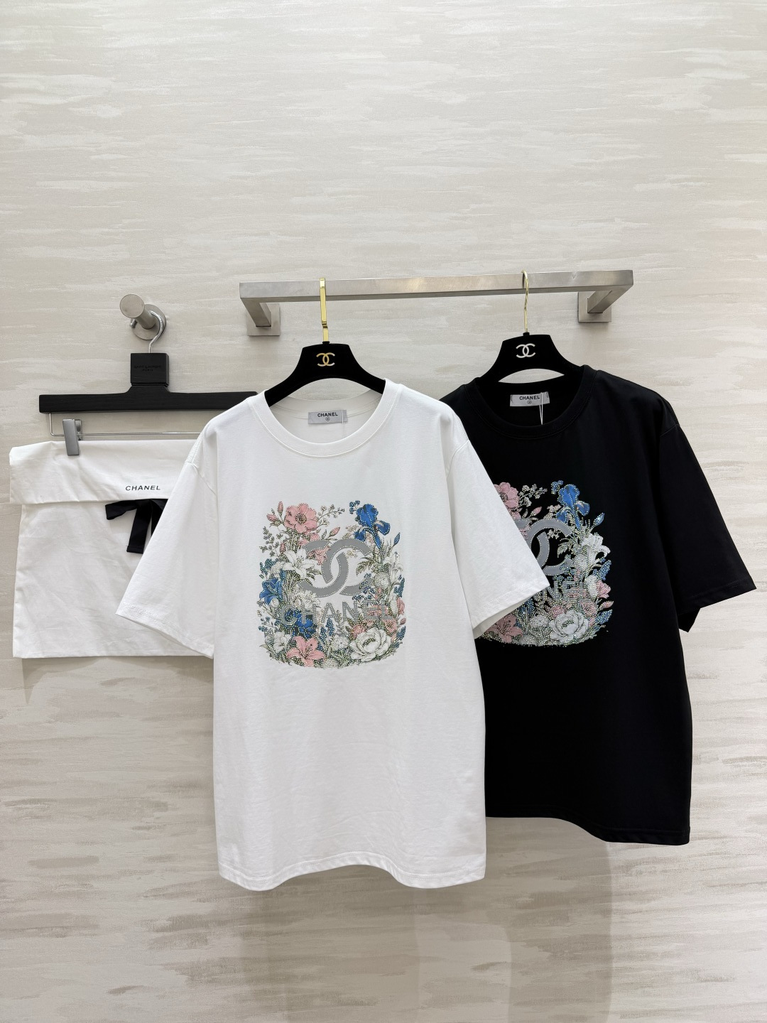 🤍Chane♡²⁶花卉闪钻T恤▫️oversize宽松版型，显瘦一绝▫️胸前花卉双C印花，带闪钻工艺超精
