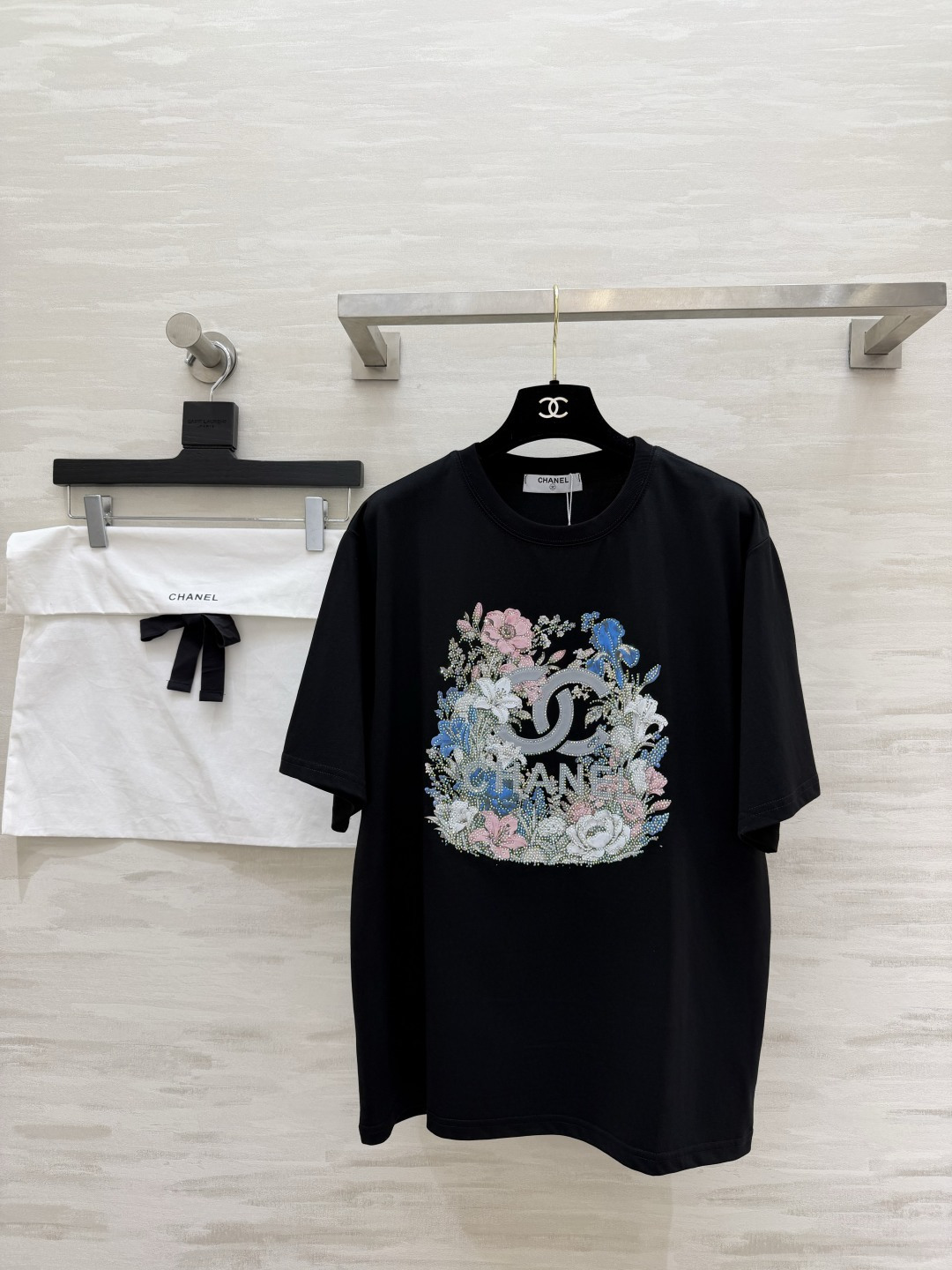 NO:830135,Chane floral sparkling diamond T-shirt is oversized and loose, making it look slimmer. Flower double C print on the chest, with sparkling diamond workmanship is super exquisite. blingbling in the sun, gentle and noble. The pure cotton fabric is soft and soft, and it is very atmospheric when paired with shorts/jeans for daily use. High-quality customization  Available now, size 36/38/40 (size 38, shoulder width 49, bust 106, length 72), Chanel - clothing, chanel, chanel, versace, shorts, jeans, tees, t-shirt,19860909Chane花卉闪钻T恤 oversize宽松版型,显瘦一绝 胸前花卉双C印花,带闪钻工艺超精致 阳光下blingbling,温柔又显贵 纯棉面料软乎乎,日常搭短裤/牛仔裤都很有氛围感高品质定制 现货首发size36/38/40（38码肩宽49,胸围106,衣长72）,香奈儿-服装,chanel,chanel,versace,shorts,jeans,tees，t-shirt,,Women's clothing